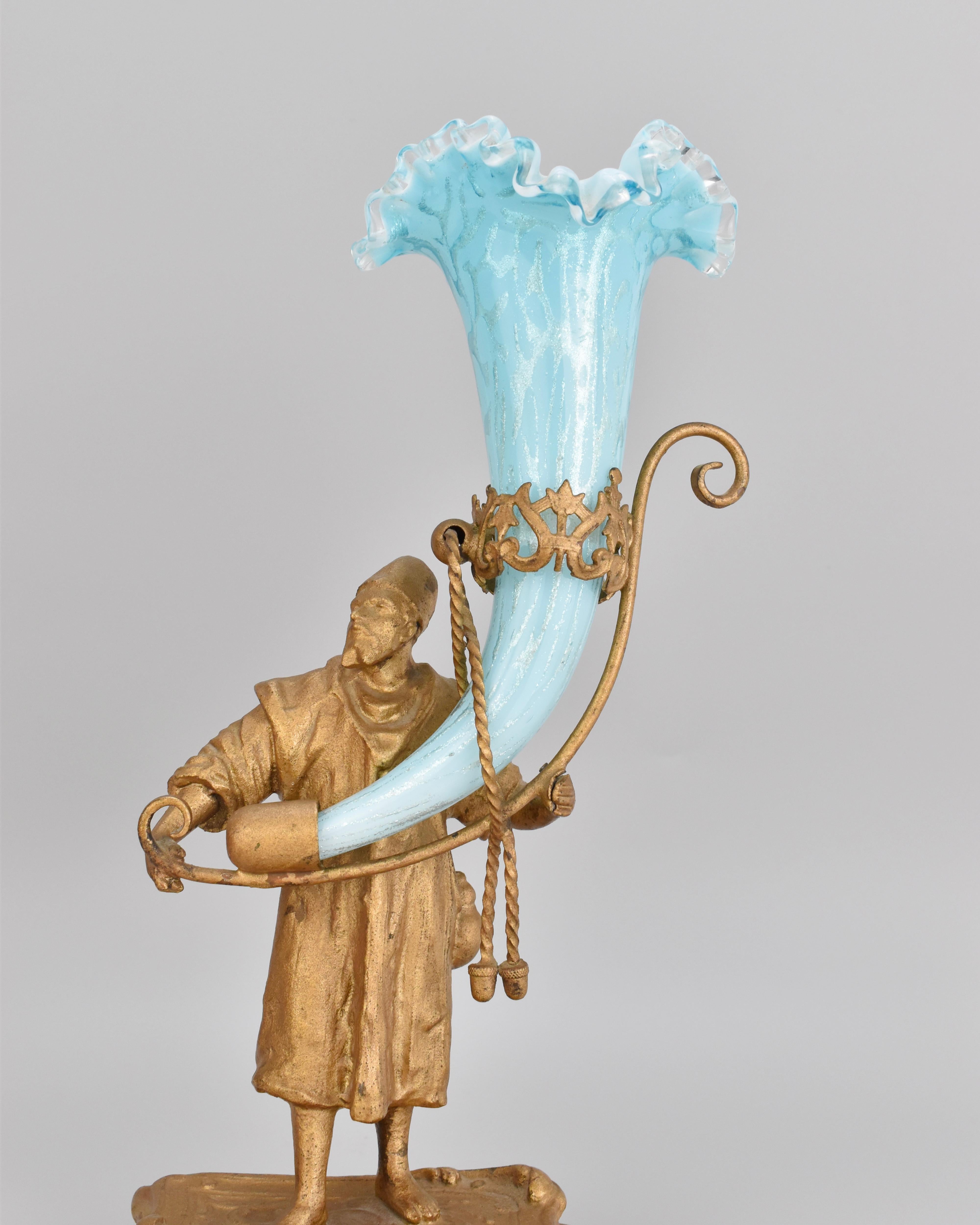 Francese Coppia di vasi Epergne in vetro opalino francese con bronzo, XIX secolo in vendita