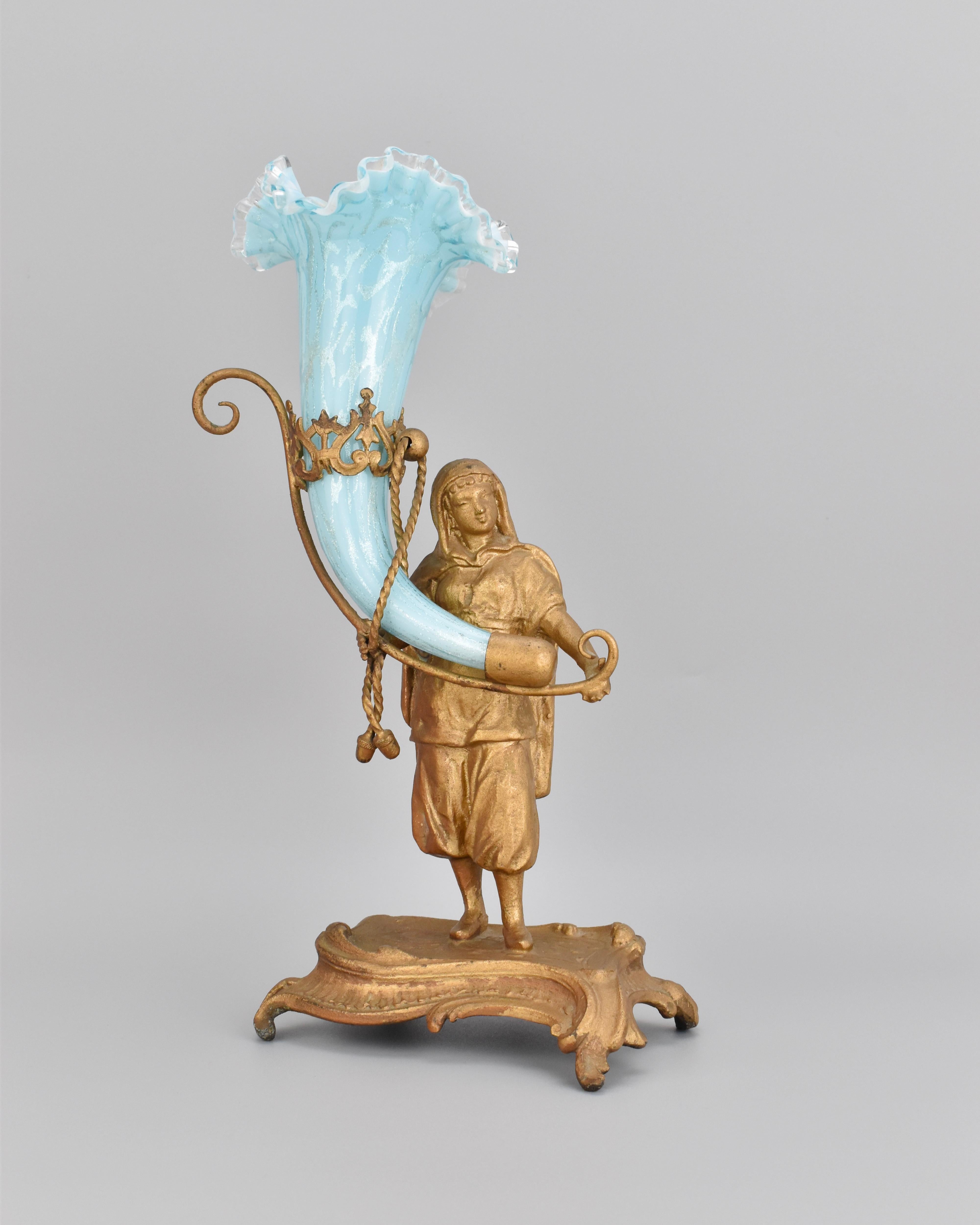 Coppia di vasi Epergne in vetro opalino francese con bronzo, XIX secolo in vendita 1