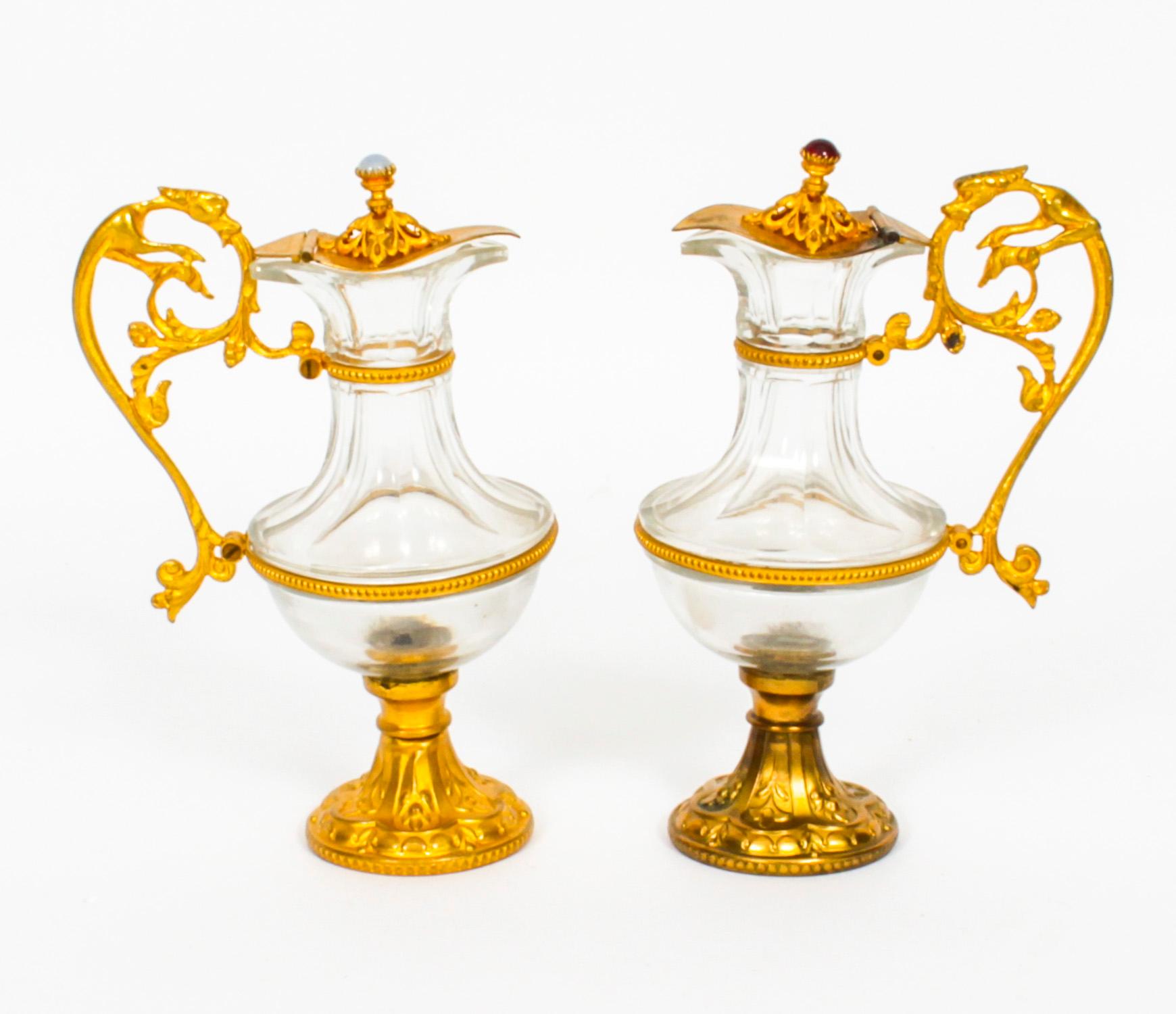 Paire d'aiguières françaises anciennes en bronze doré et verre, 19ème siècle en vente 6