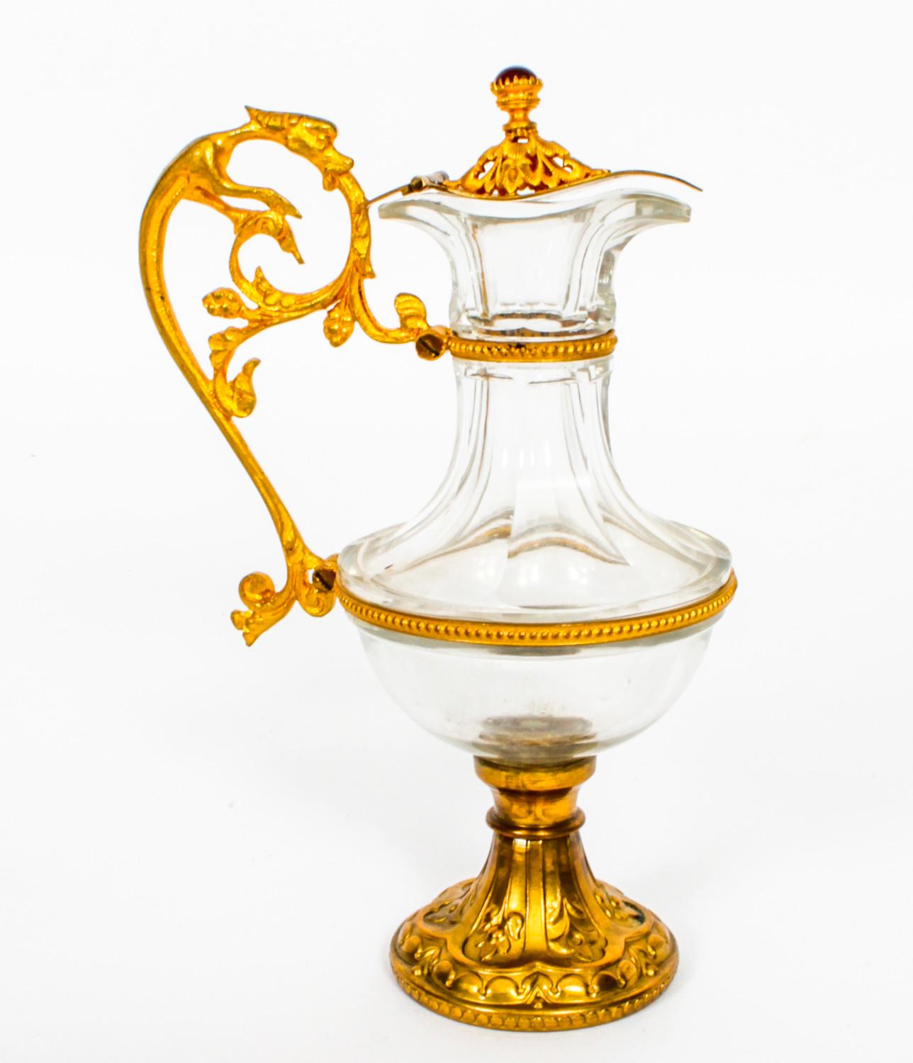 Fin du XIXe siècle Paire d'aiguières françaises anciennes en bronze doré et verre, 19ème siècle en vente