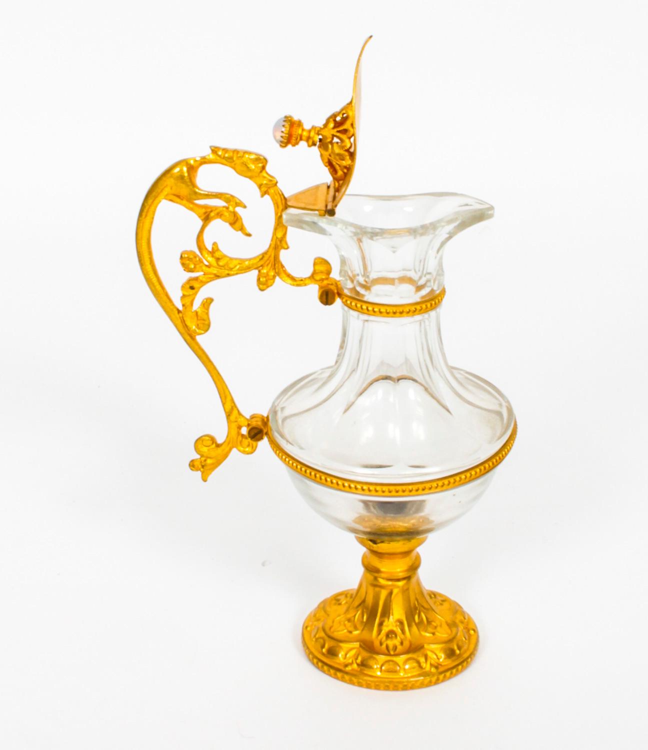 Verre Paire d'aiguières françaises anciennes en bronze doré et verre, 19ème siècle en vente