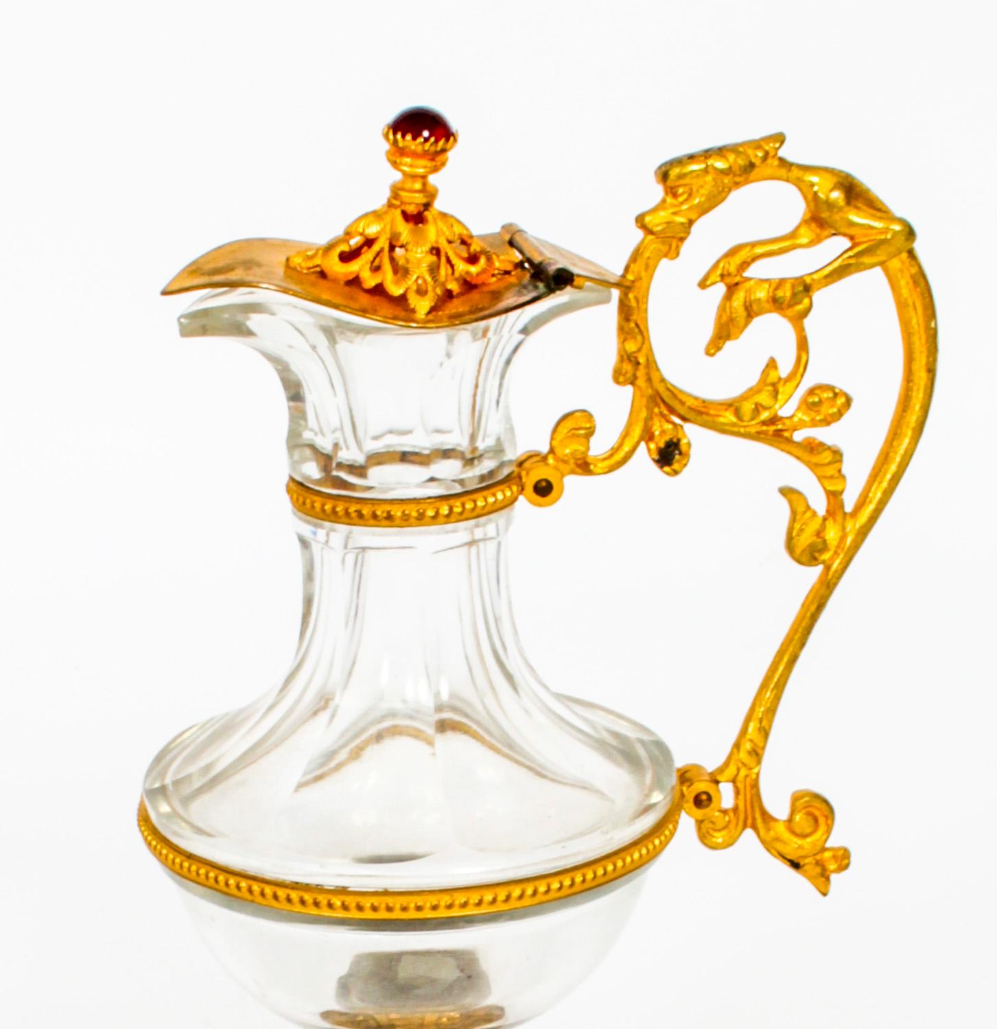 Paire d'aiguières françaises anciennes en bronze doré et verre, 19ème siècle en vente 2