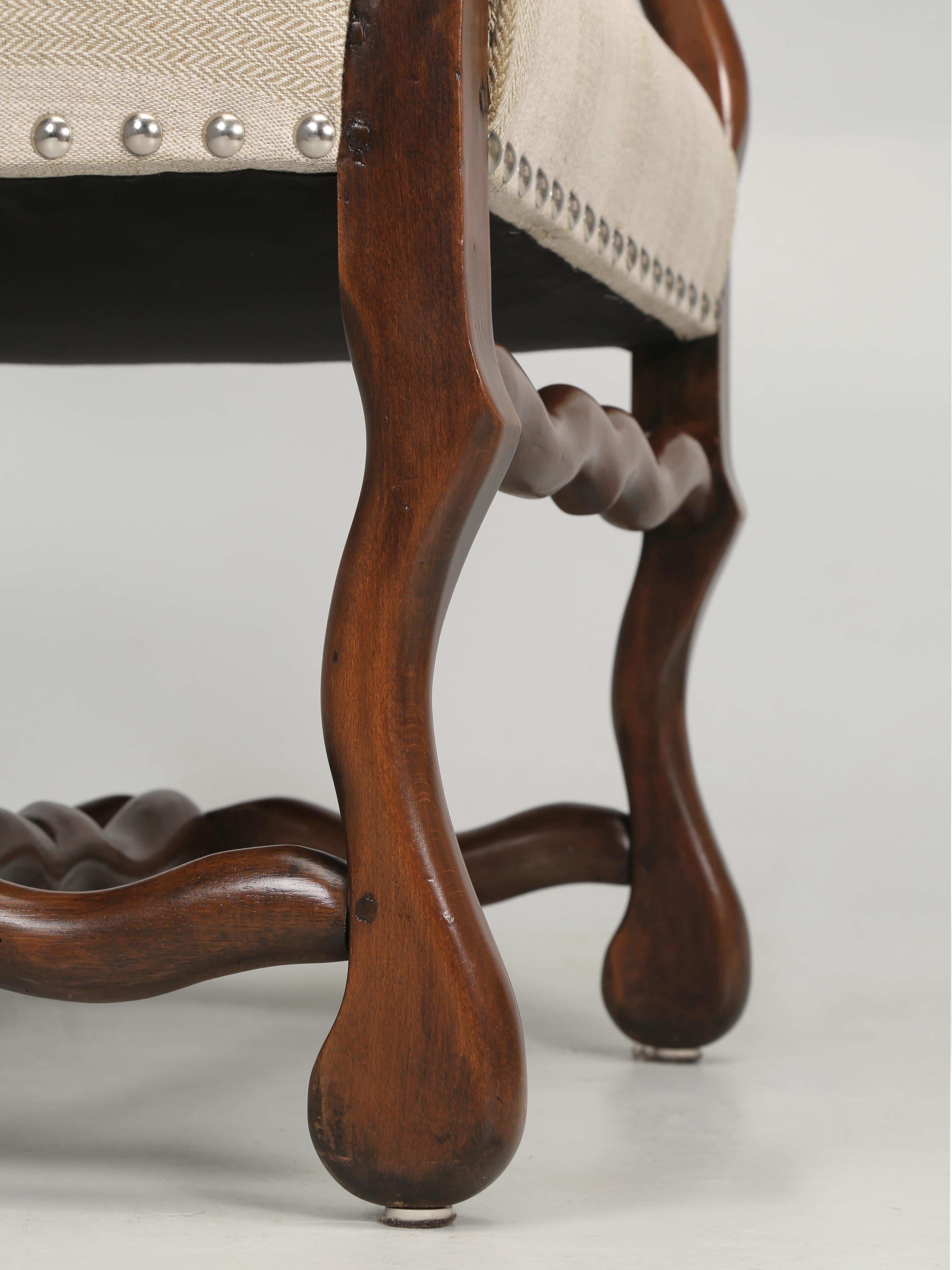 Paire d'anciennes chaises françaises à bras en os de mouton en bois restauré, construction en forme de pattes  3