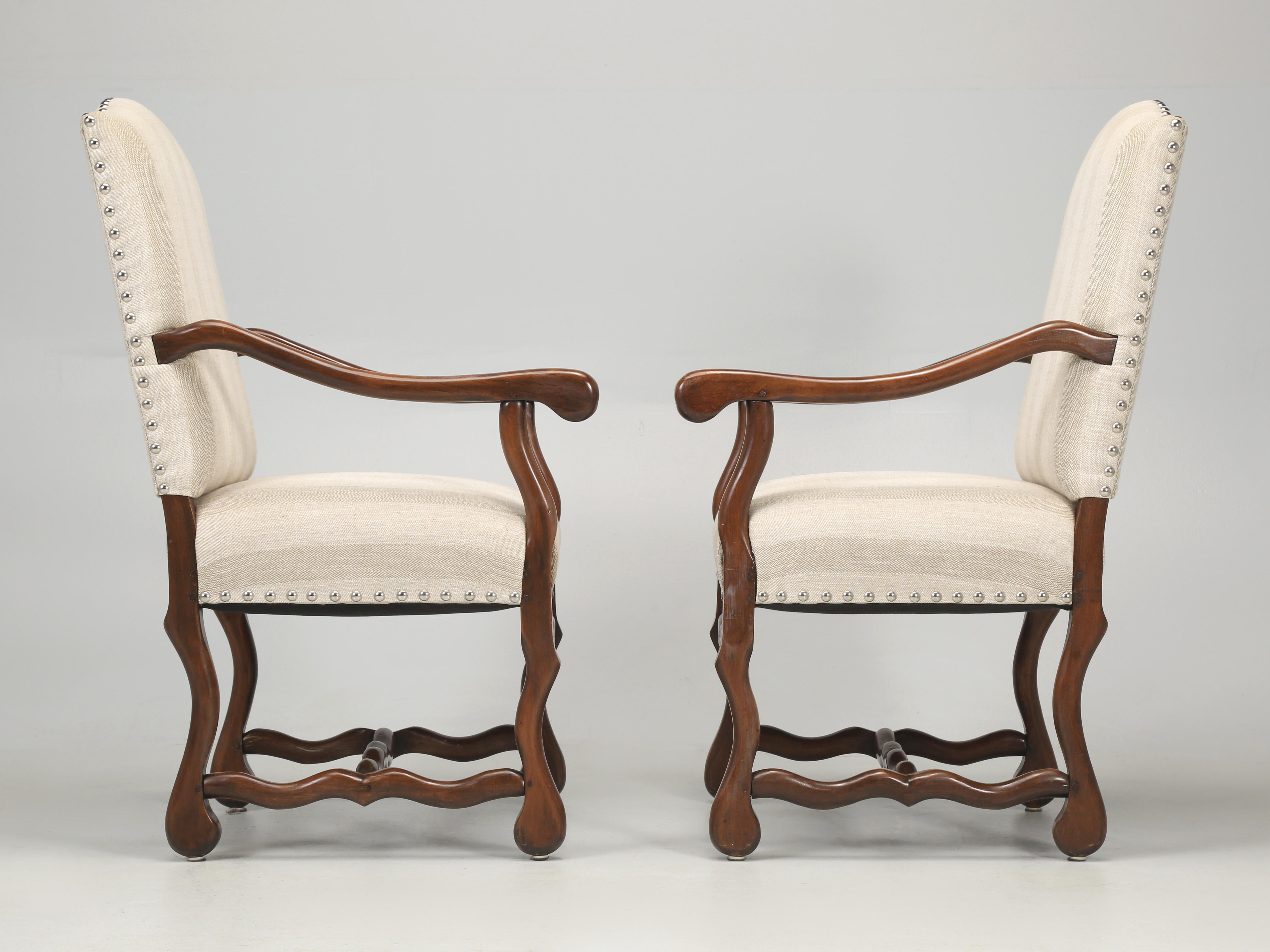 Paire d'anciennes chaises françaises à bras en os de mouton en bois restauré, construction en forme de pattes  5