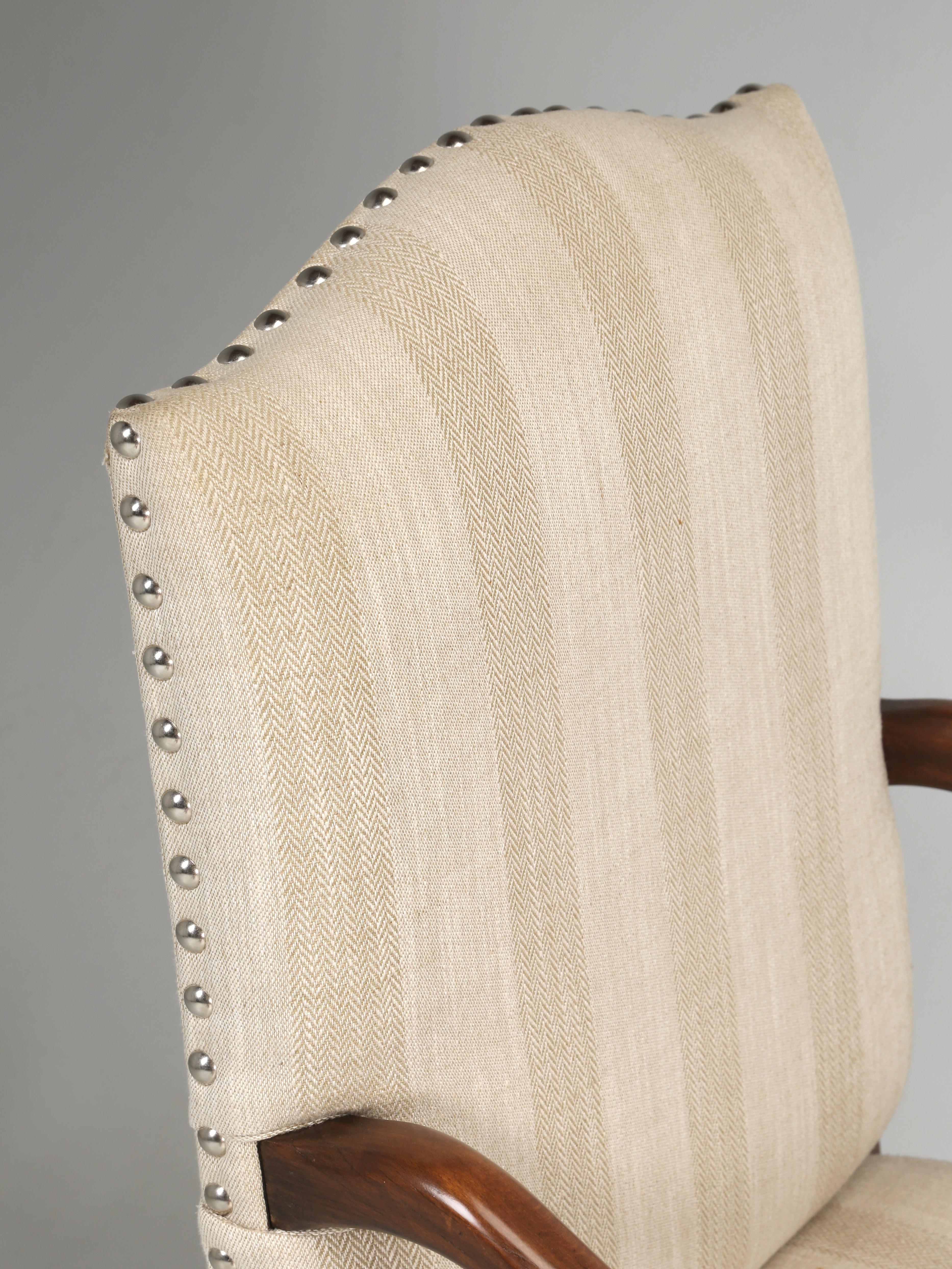 Louis XIII Paire d'anciennes chaises françaises à bras en os de mouton en bois restauré, construction en forme de pattes 
