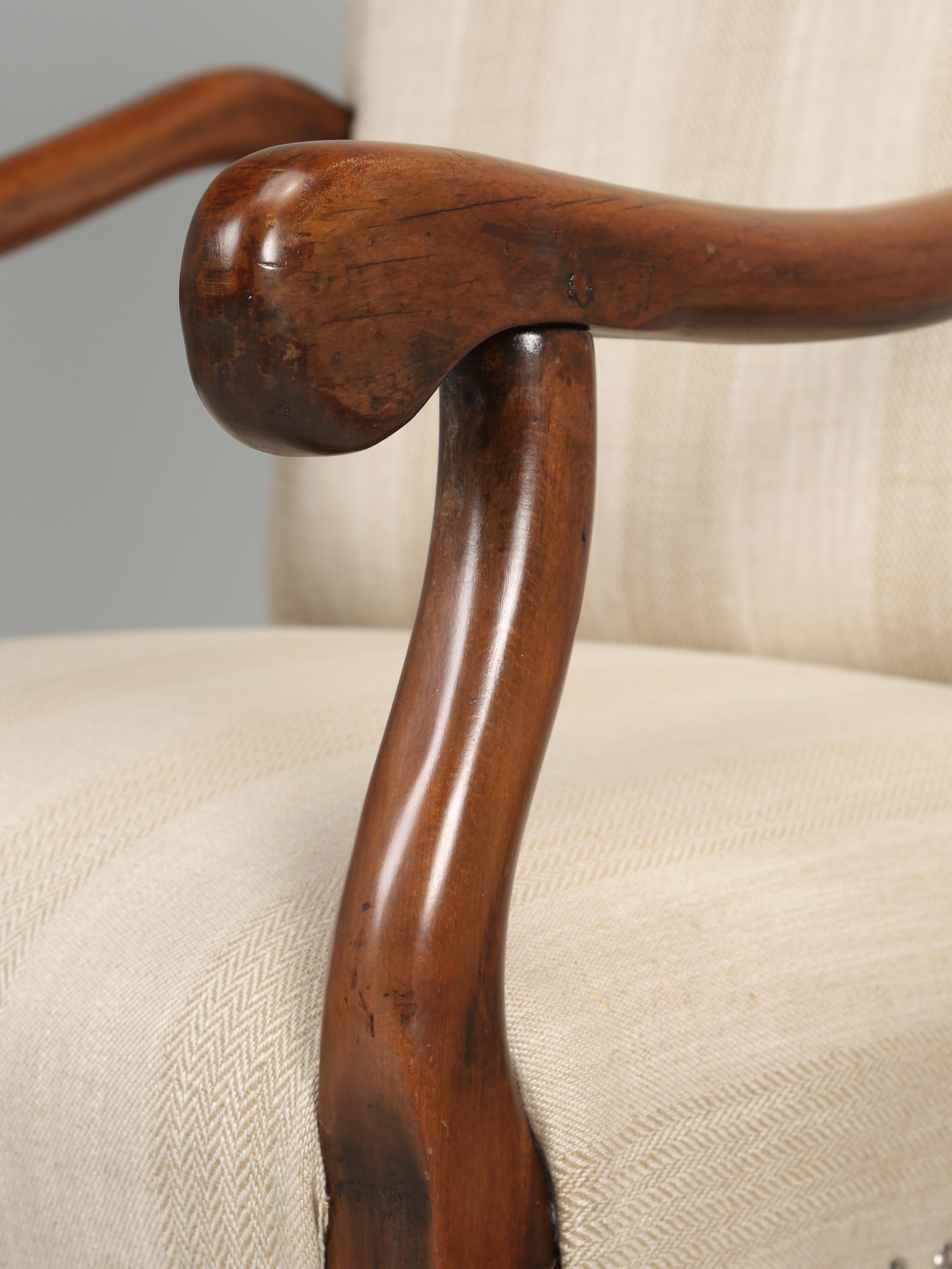 Début du 20ème siècle Paire d'anciennes chaises françaises à bras en os de mouton en bois restauré, construction en forme de pattes 