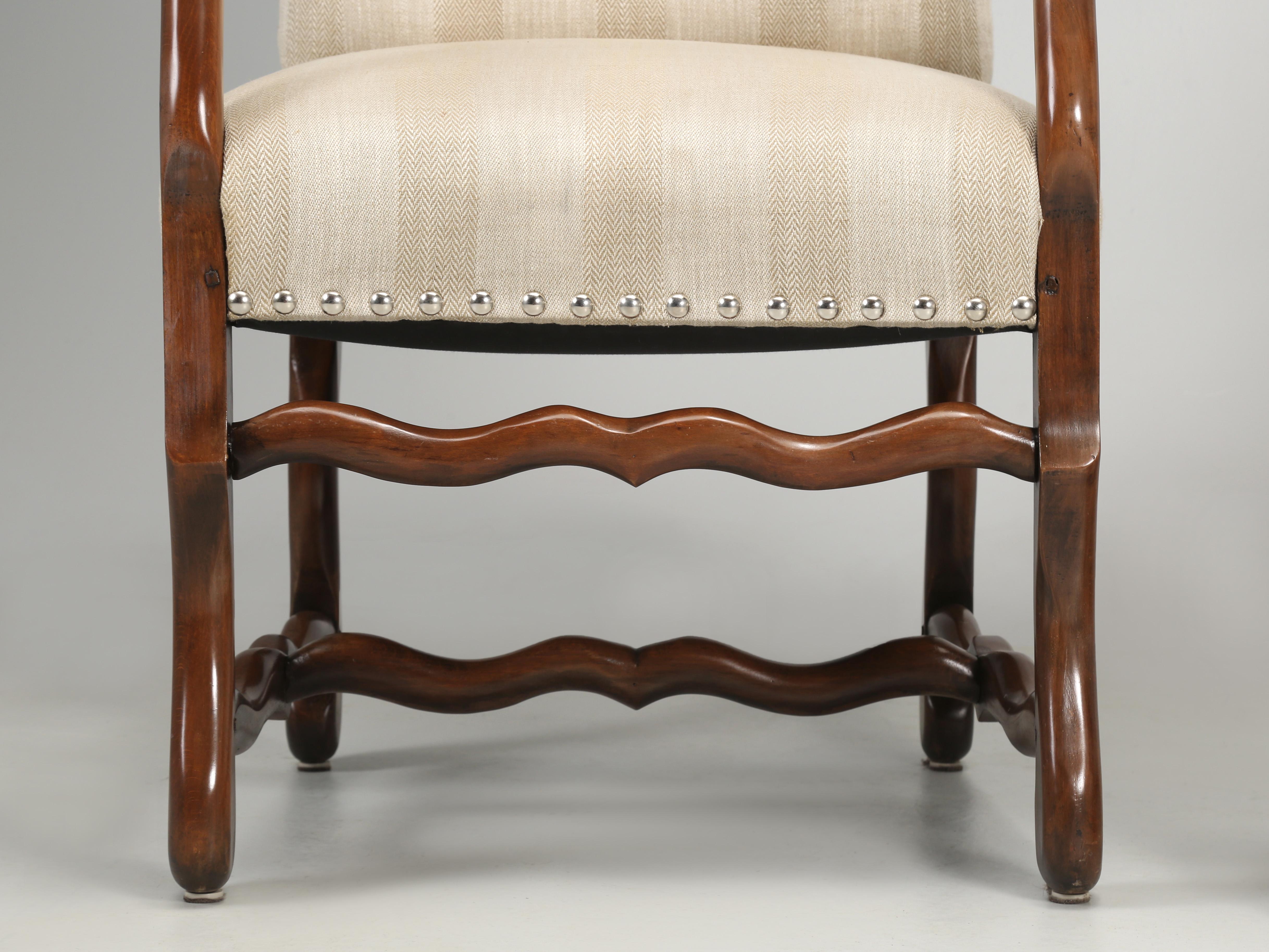 Tissu Paire d'anciennes chaises françaises à bras en os de mouton en bois restauré, construction en forme de pattes 