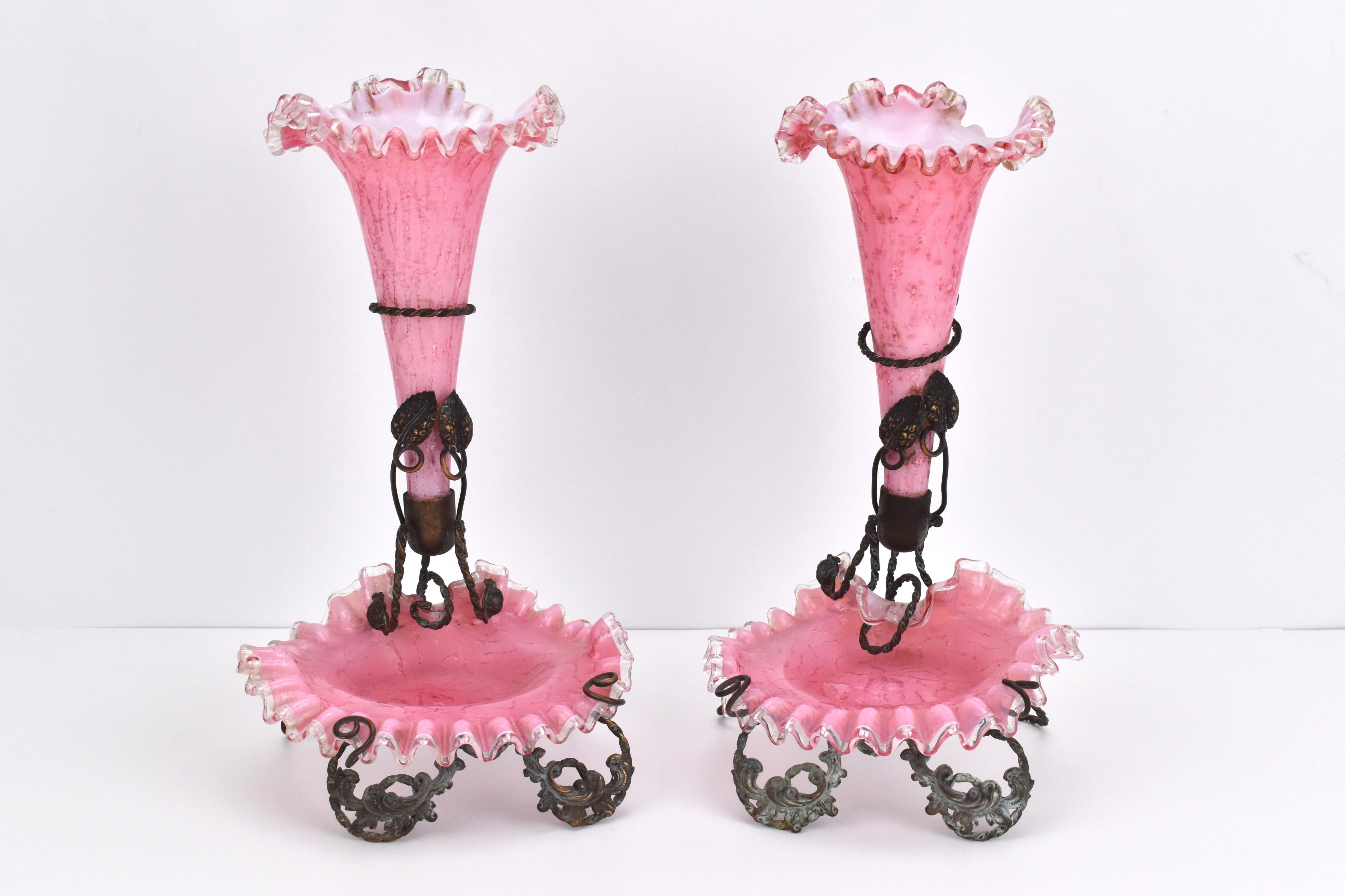 Squisita coppia di epergne in vetro opalino sovrapposte con basi in bronzo 

ciotola e vaso in vetro opalino bicolore, bianco latte all'interno e rosa in sovrapposizione, con bordi ondulati e ondulati

su basi di bronzo a 4 piedi con supporti di