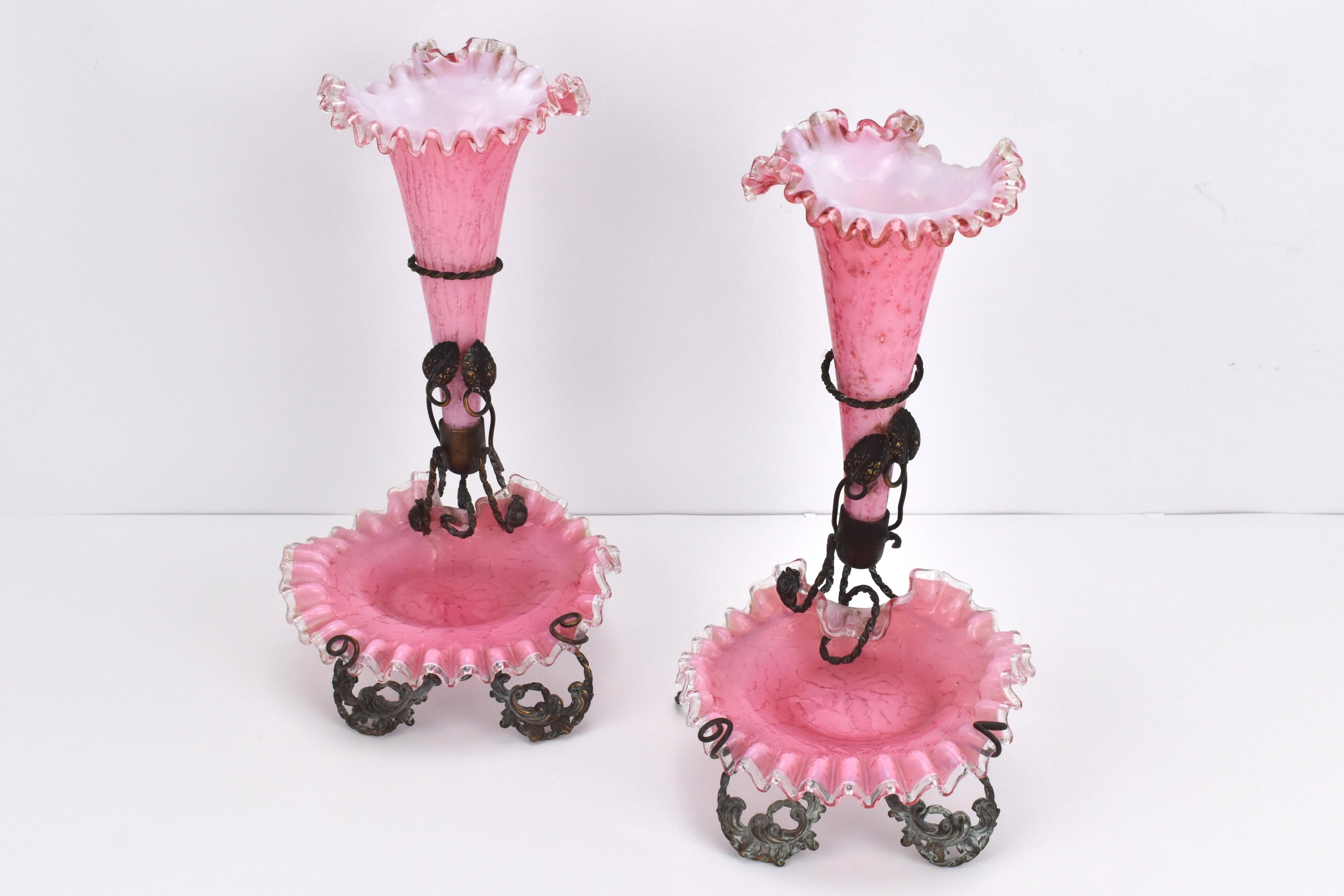 Francese Antica coppia di Epergne in vetro d'arte opalino a sovrapposizione francese, XIX secolo in vendita