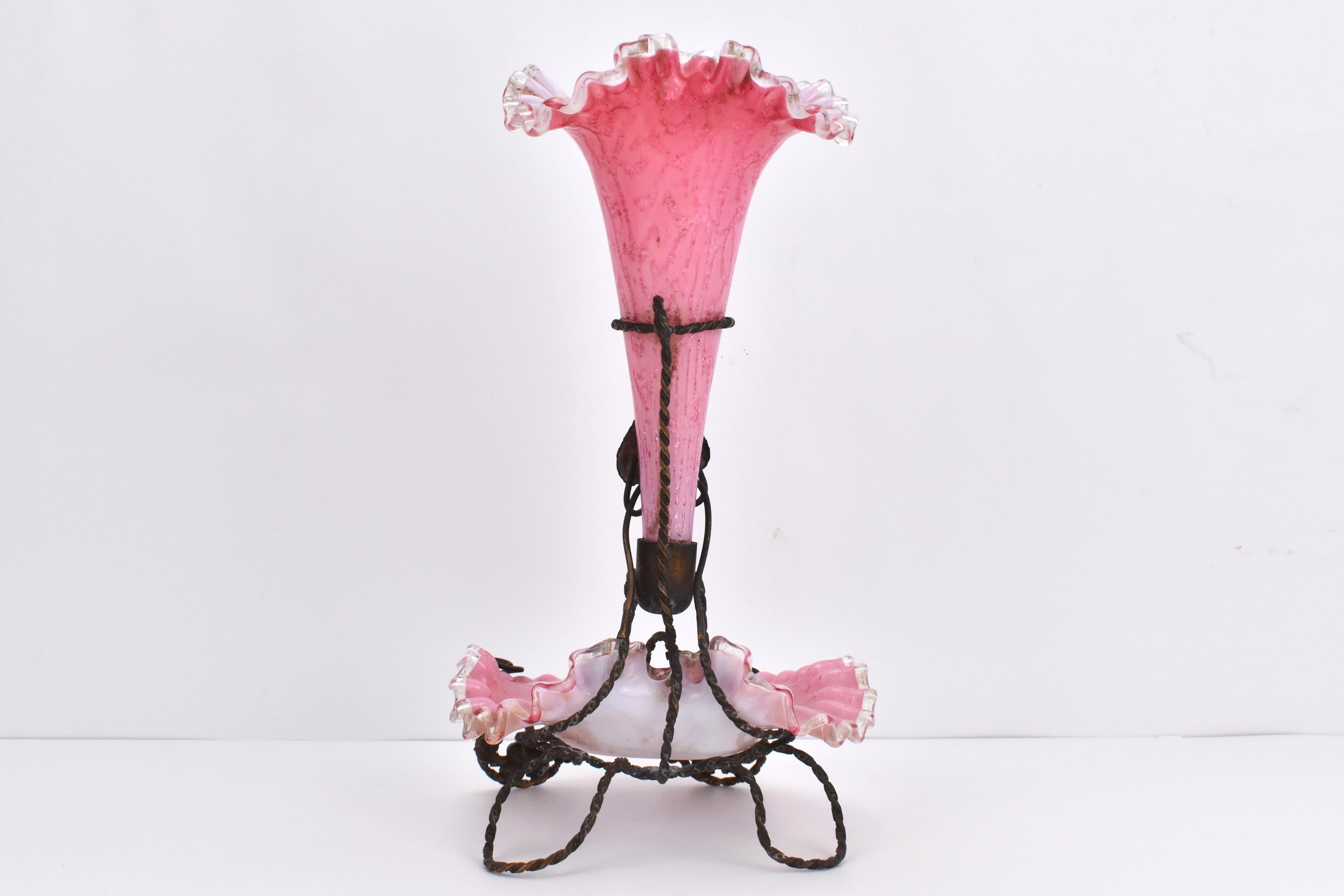 Bronzo Antica coppia di Epergne in vetro d'arte opalino a sovrapposizione francese, XIX secolo in vendita