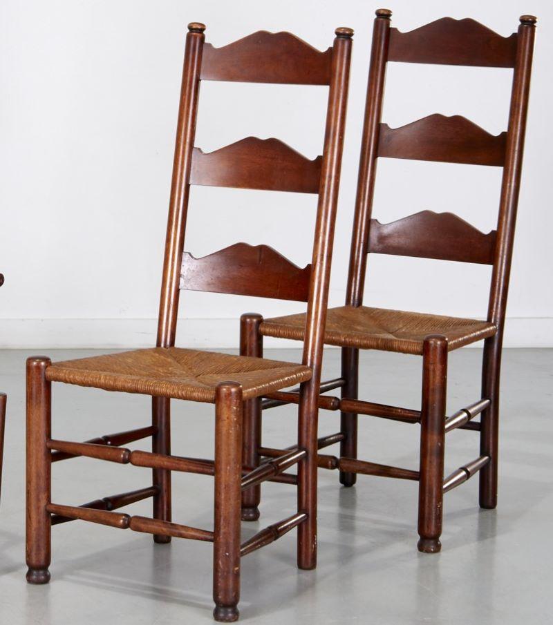 A.I.C., paire de chaises à dossier en échelle de style provincial français avec sièges en jonc.  

Paire de chaises anciennes de style provincial français en bois massif. Construit avec de longs dossiers d'échelle traditionnels sculptés avec des
