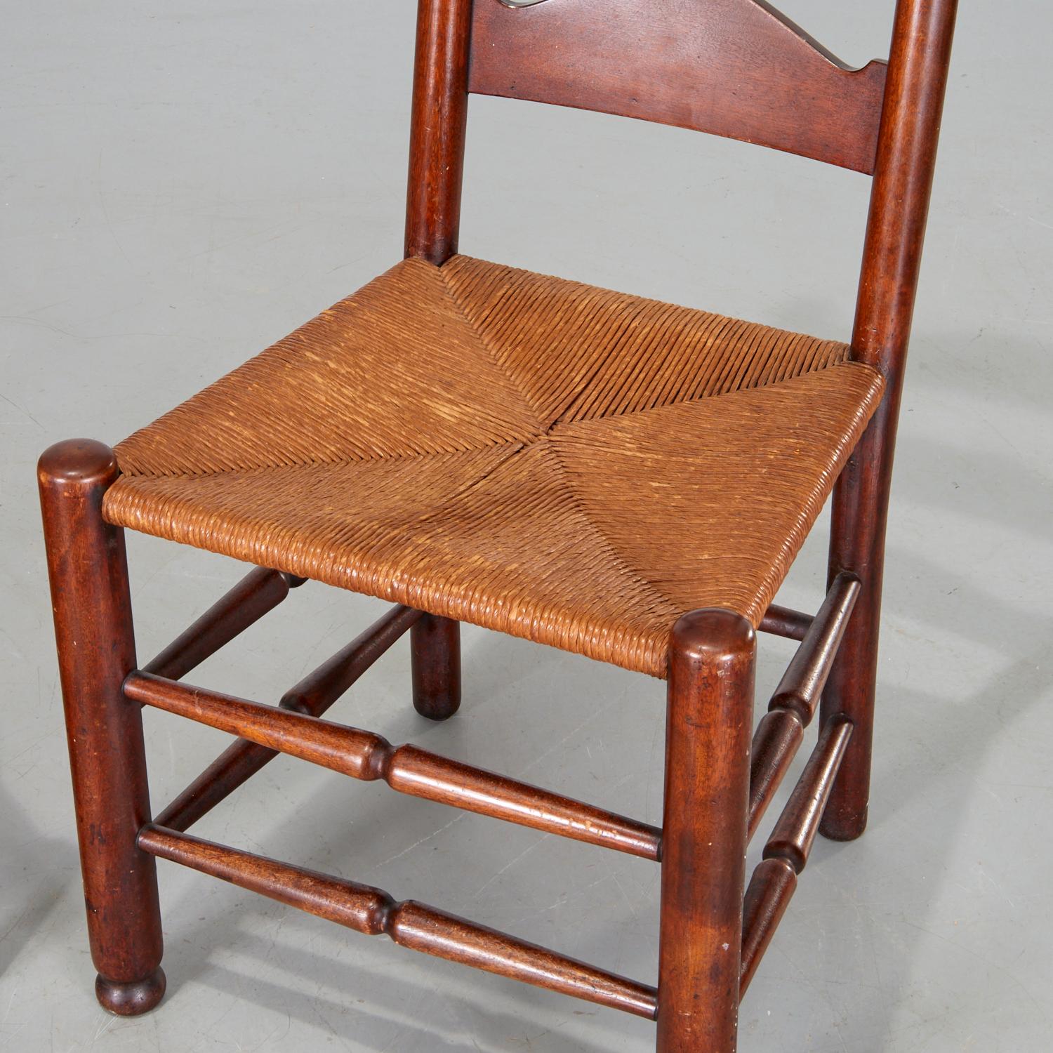 Antikes Paar französische Provincial-dder Back-Stühle mit Binsen-Sitzen (Französisch) im Angebot