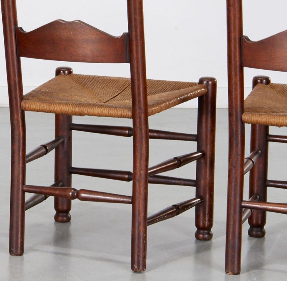 Ancienne paire de chaises provinciales françaises à dossier en échelle avec sièges en jonc Bon état - En vente à Morristown, NJ