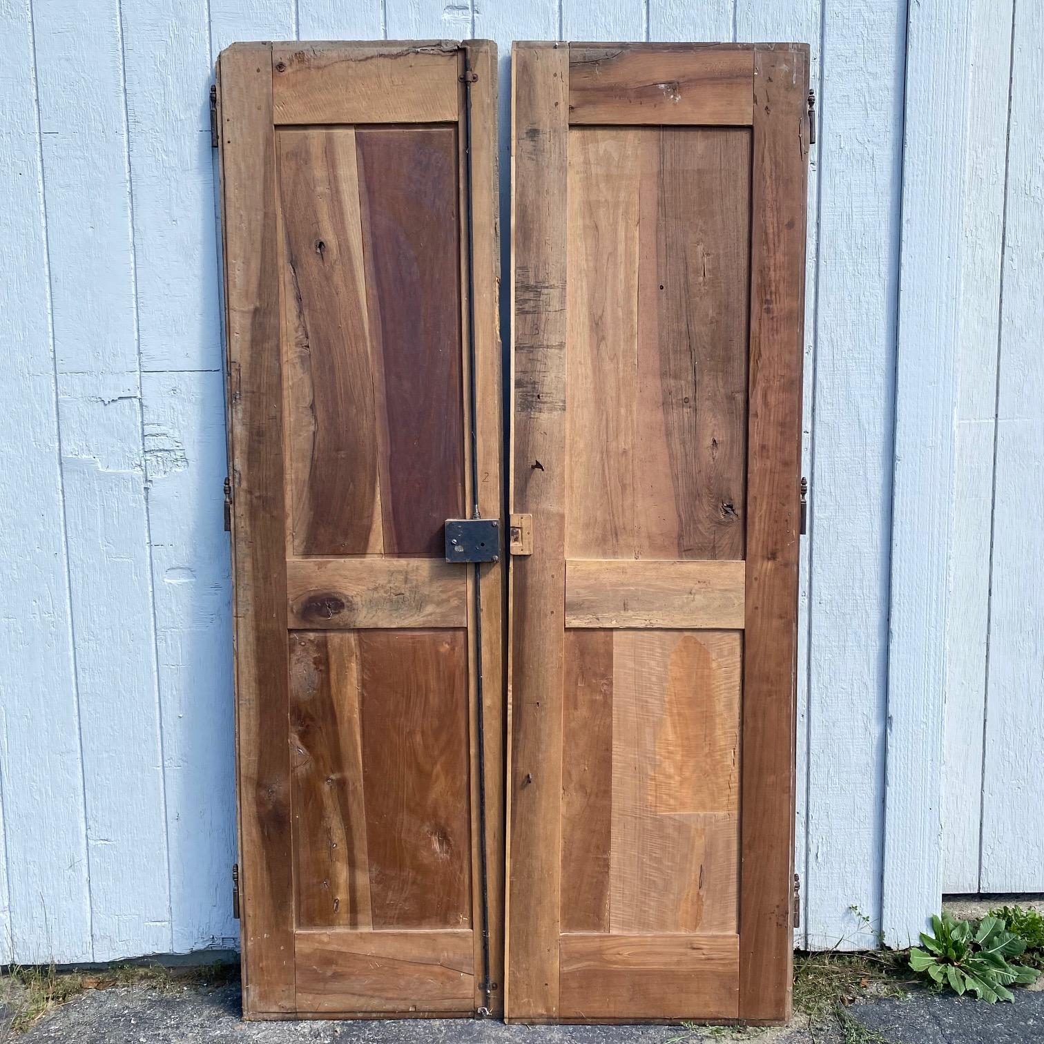 Coppia di porte in legno di noce con pannelli della provincia francese con chiave originale in vendita 4