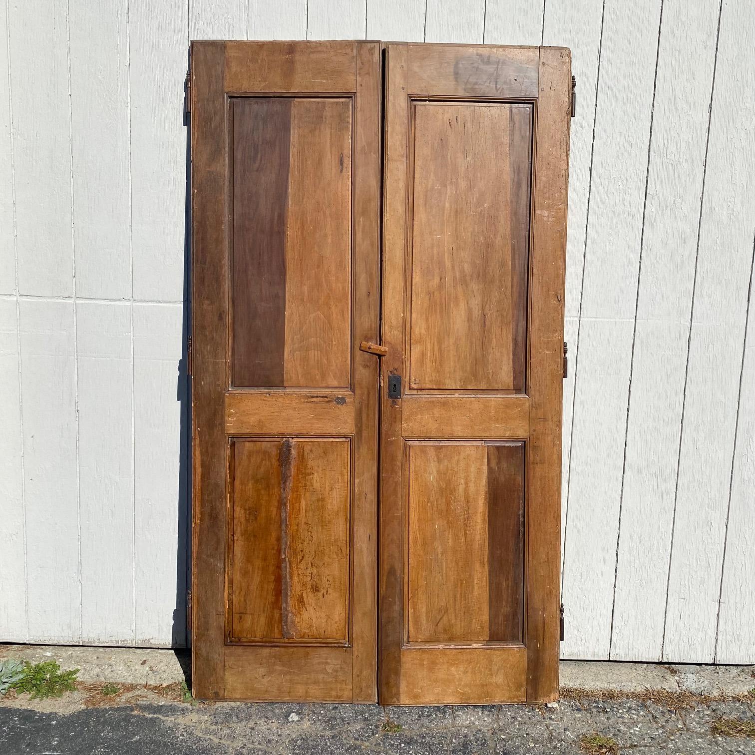 Coppia di porte in legno di noce con pannelli della provincia francese con chiave originale in vendita 6