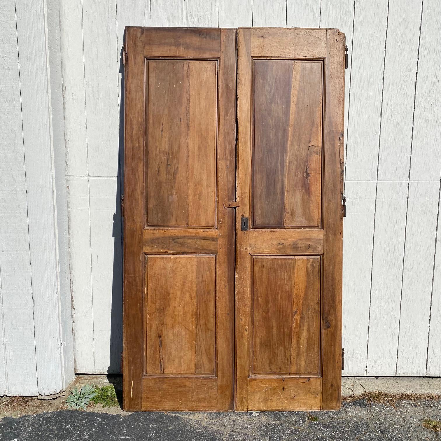 Coppia di porte in legno di noce con pannelli della provincia francese con chiave originale in vendita 7