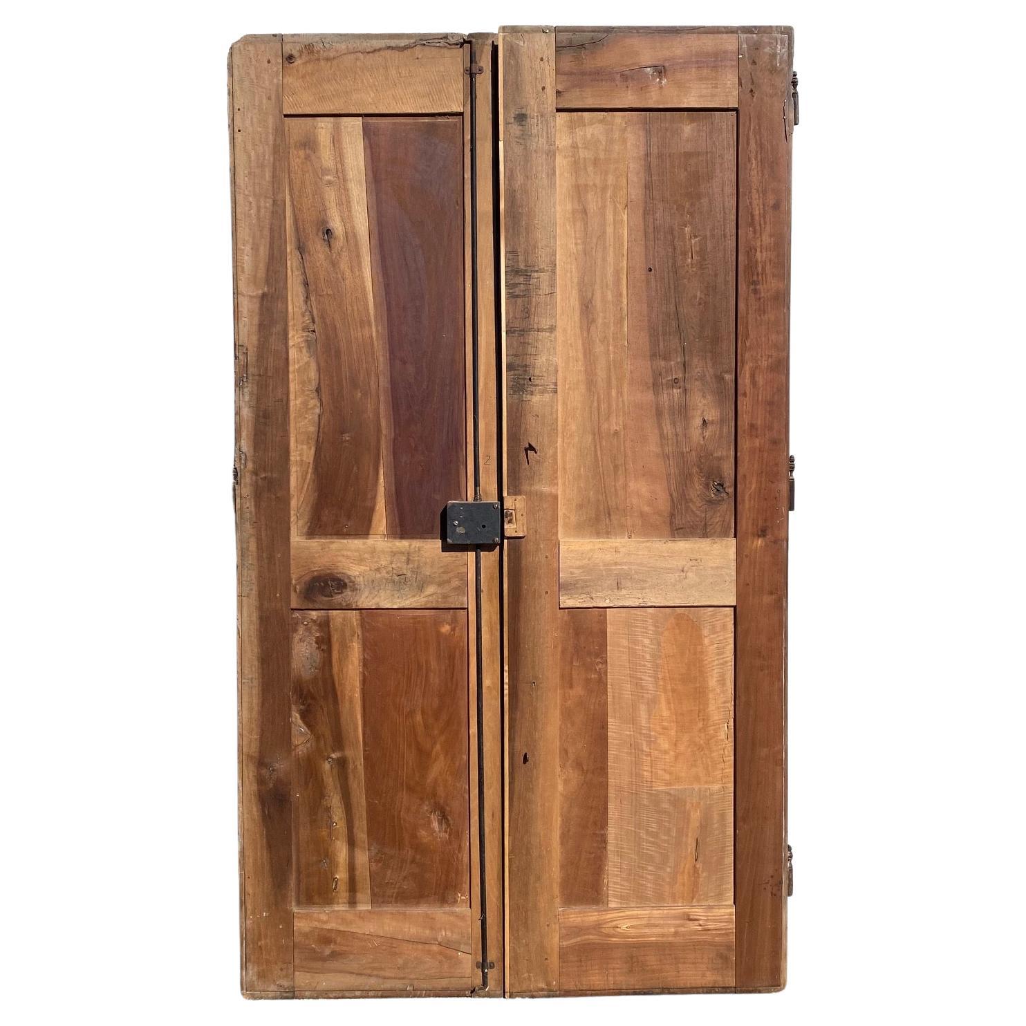 
Splendida coppia di antiche porte francesi in noce a pannelli - tre coppie disponibili - con le chiavi e le serrature originali - le chiavi a forma di numeri 1, 2 e 3! Provenienti da un castello francese, queste bellissime porte a pannelli in stile