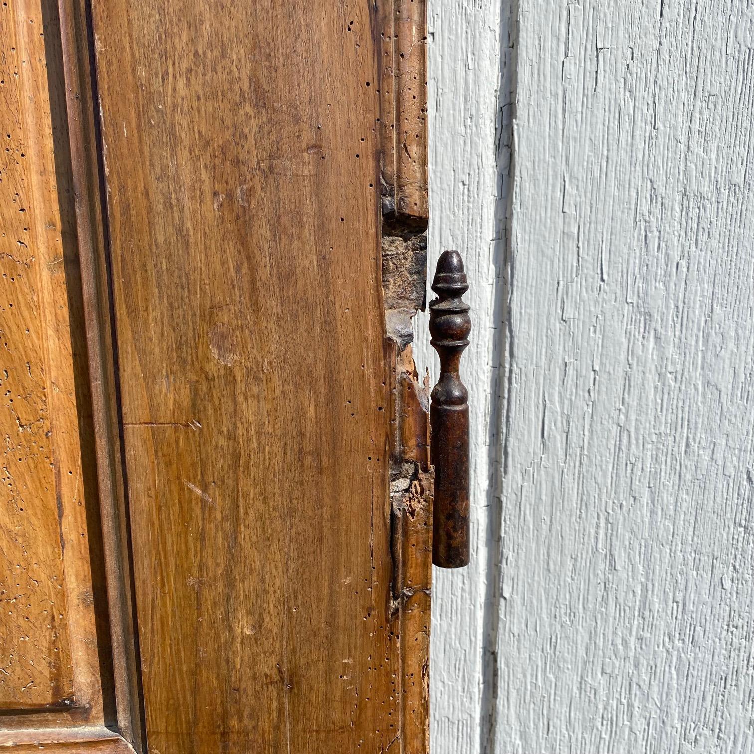 Coppia di porte in legno di noce con pannelli della provincia francese con chiave originale in vendita 2