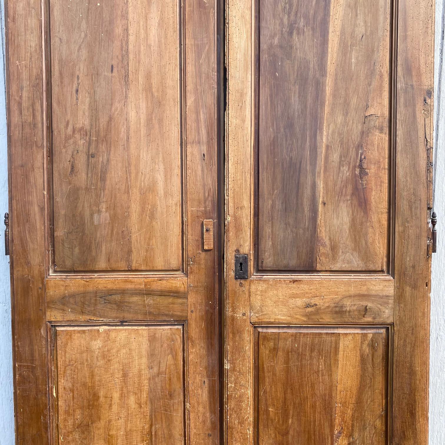 Coppia di porte in legno di noce con pannelli della provincia francese con chiave originale in vendita 3