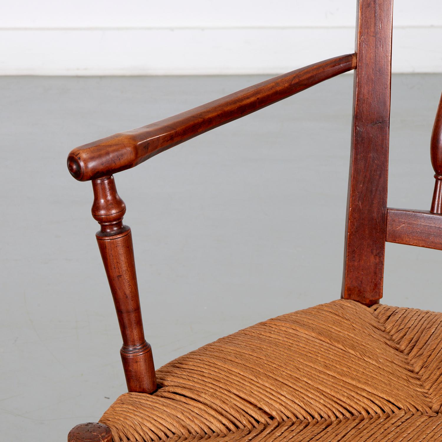 Français Ancienne paire de fauteuils provincial français en bois tourné avec sièges en jonc en vente