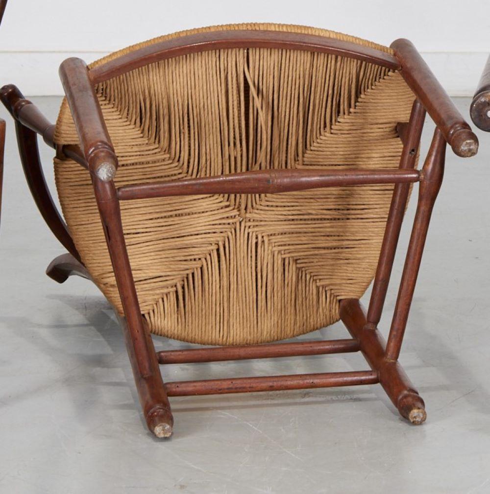 Ancienne paire de fauteuils provincial français en bois tourné avec sièges en jonc Bon état - En vente à Morristown, NJ
