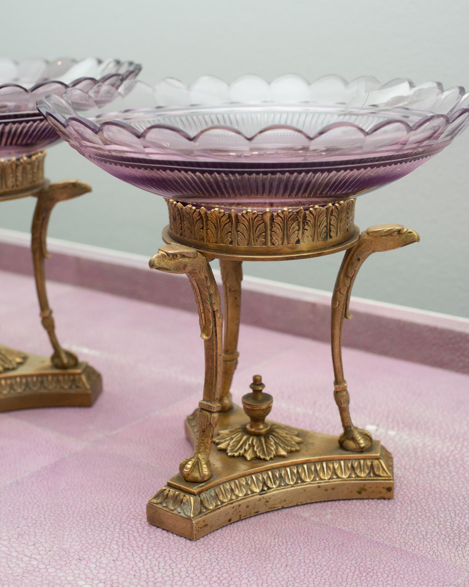 Français Ancienne paire de compotes / tazzas / bols français en cristal taillé violet et bronze en vente