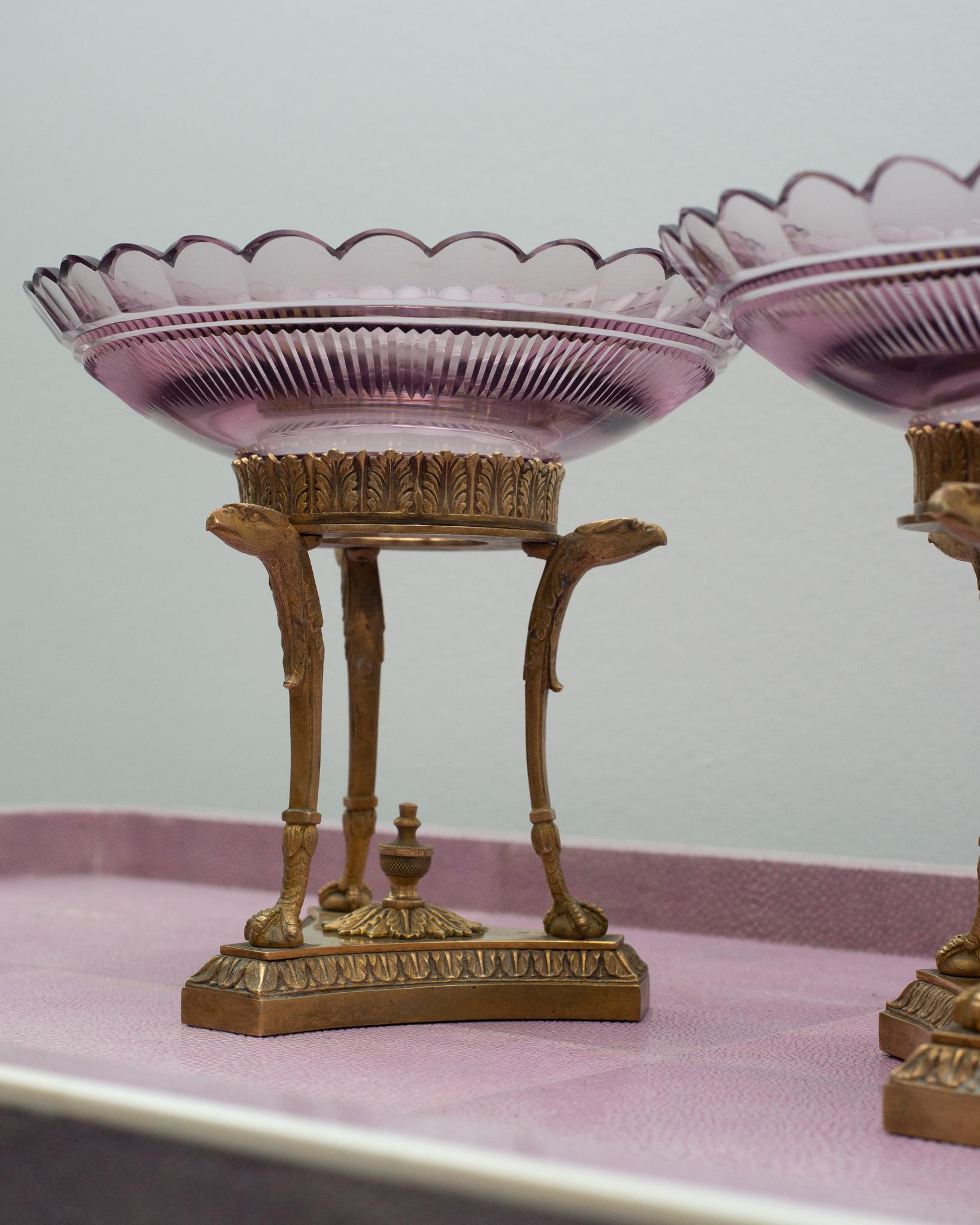 20ième siècle Ancienne paire de compotes / tazzas / bols français en cristal taillé violet et bronze en vente