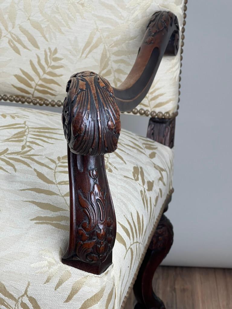 Antique French Régence Style Carved Mahogany Arm Chairs, c. Frühes 19. Jahrhundert im Angebot 1