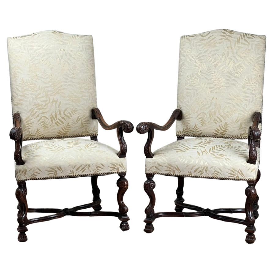 Antiguo par de sillones franceses de caoba tallada de estilo Régence, c. Principios del siglo XIX