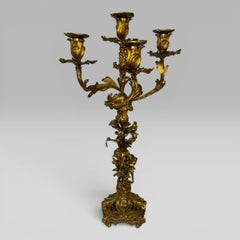 Antikes Paar figürlicher Kerzenleuchter aus vergoldeter Bronze im French Rococo-Stil, Ende des 19. Jahrhunderts