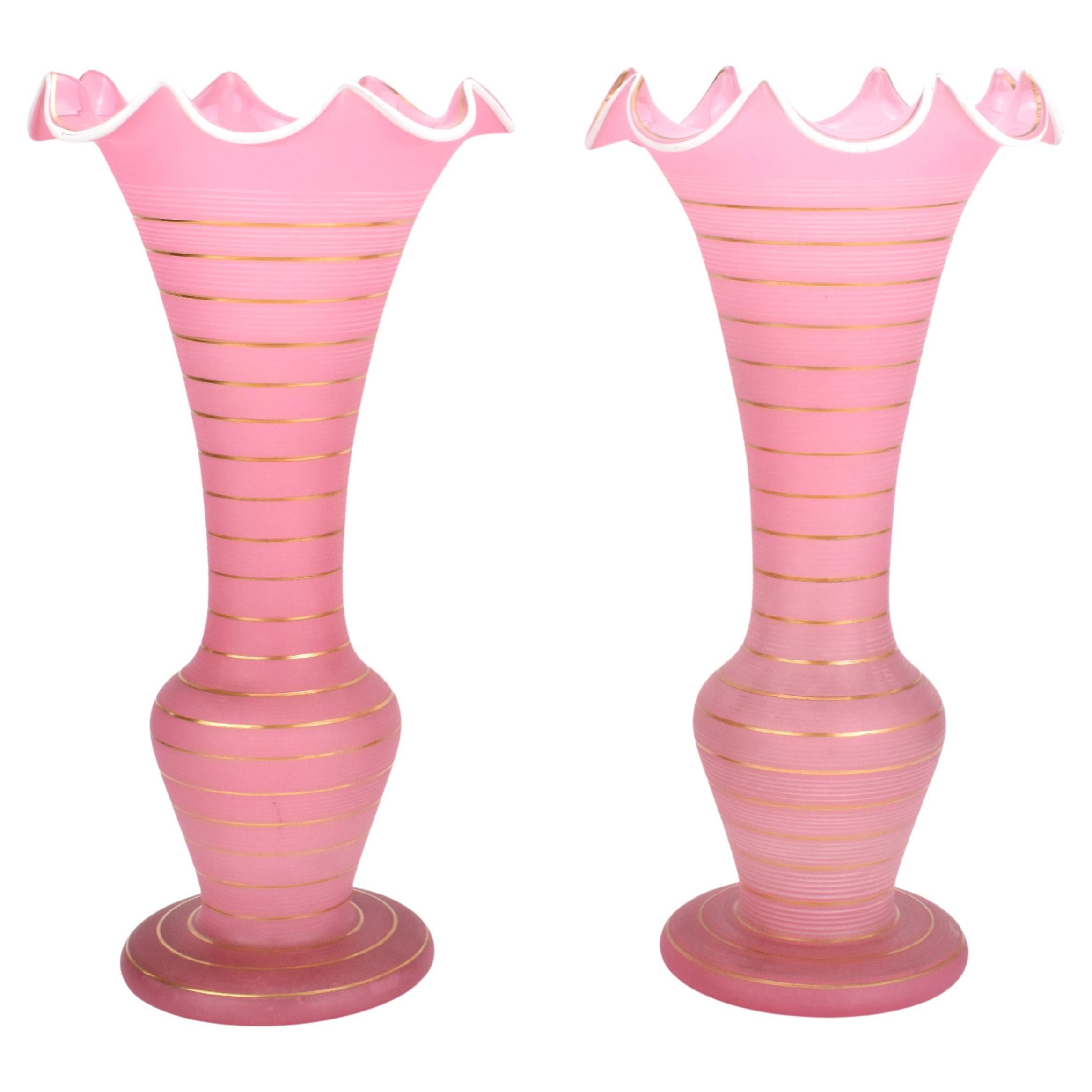 Antica coppia di vasi in vetro opalino rosa Barfatan con decorazioni dorate - XIX secolo

Una splendida coppia di vasi opalini che mostrano la squisita arte della vetreria opalina francese del XIX secolo. I vasi sono caratterizzati da eleganti linee