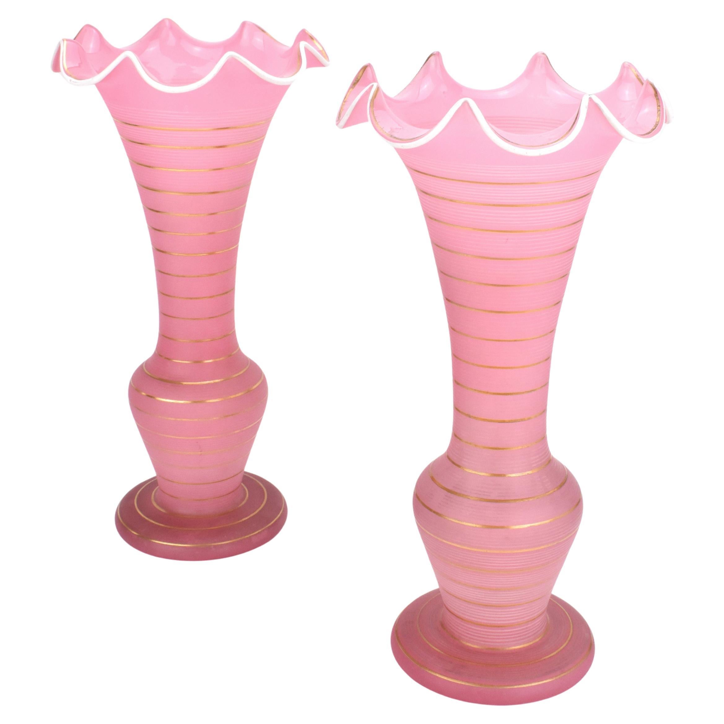 Coppia di vasi in vetro dorato French Rose Opaline, XIX secolo In condizioni buone in vendita a Rostock, MV