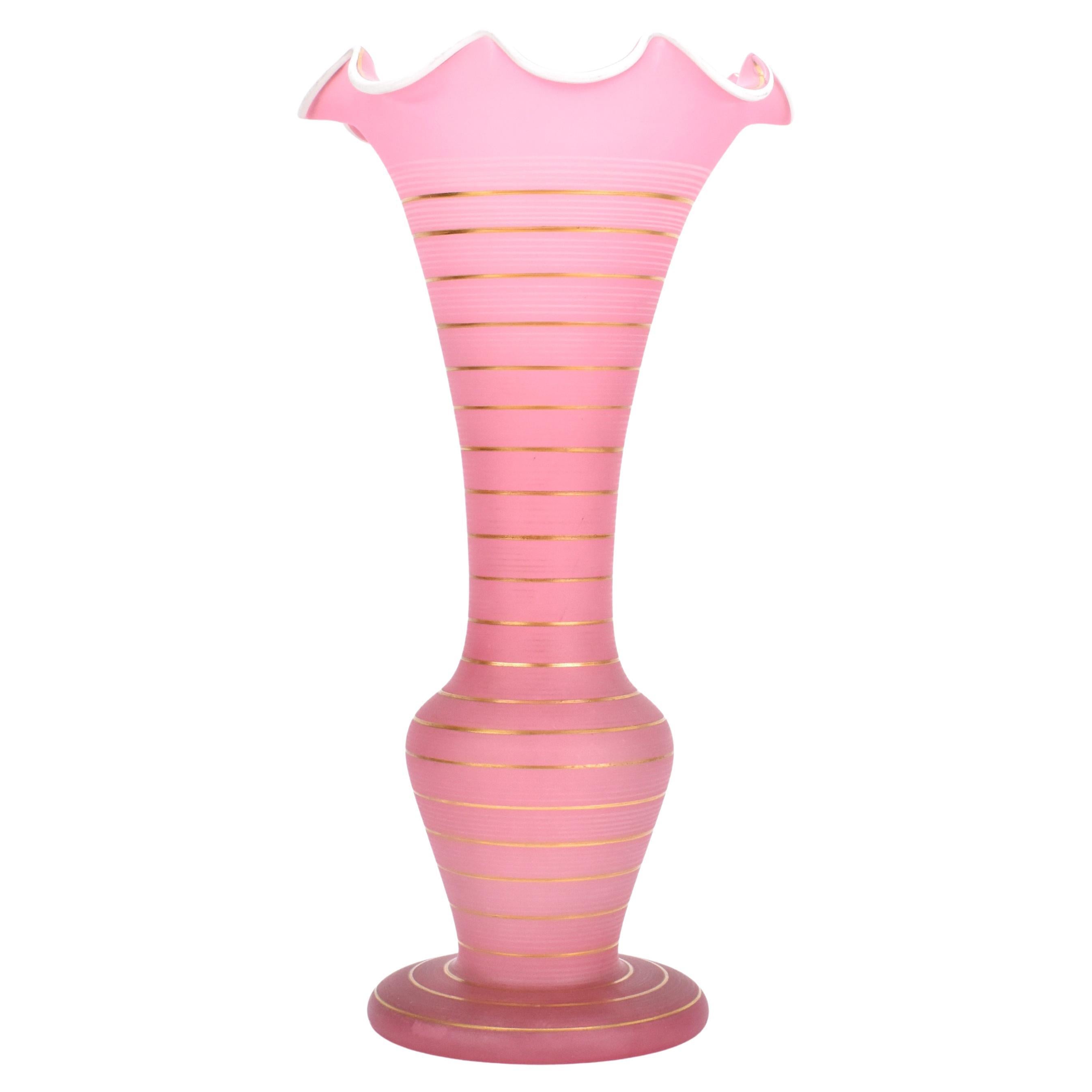 Vetro artistico Coppia di vasi in vetro dorato French Rose Opaline, XIX secolo in vendita