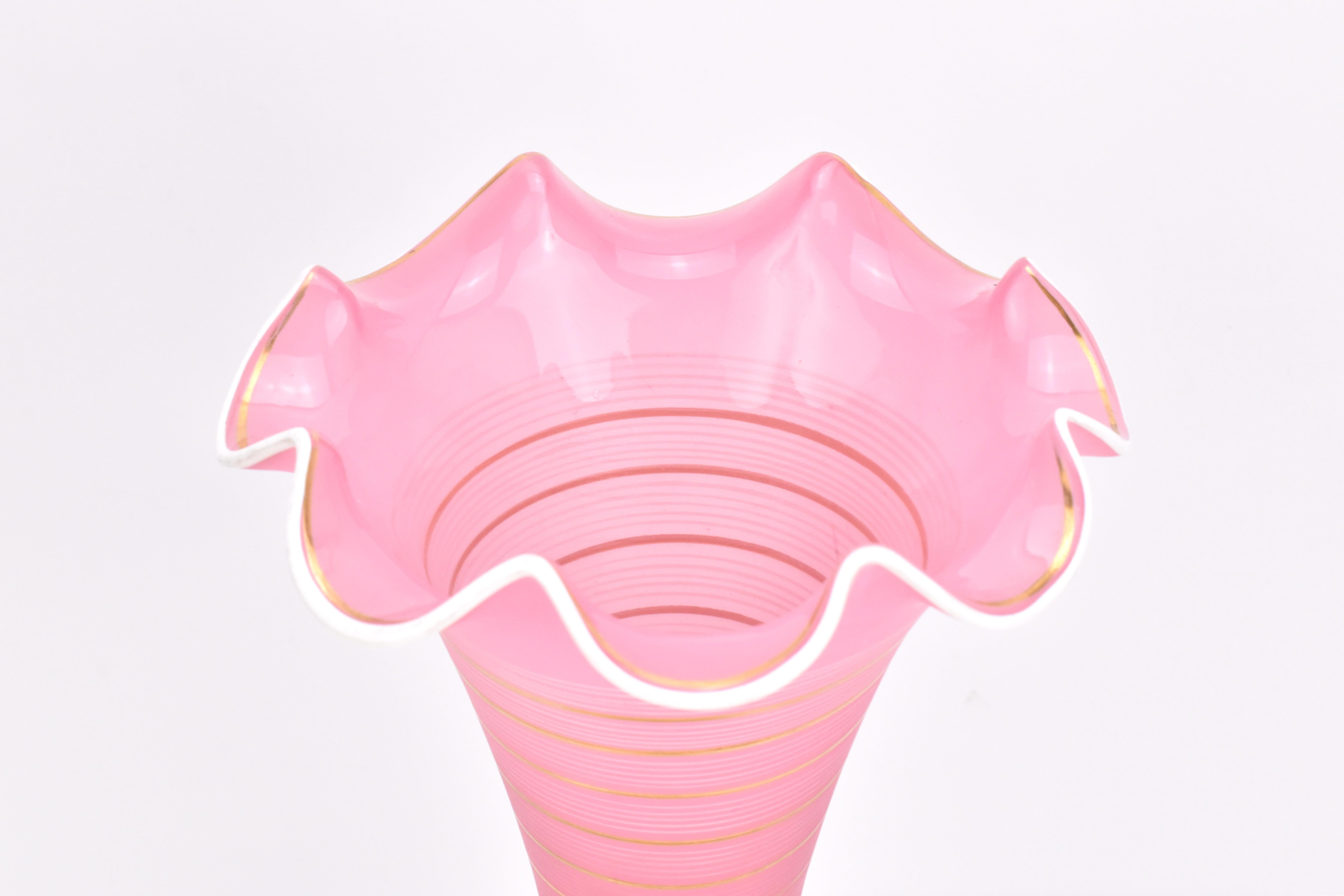 Coppia di vasi in vetro dorato French Rose Opaline, XIX secolo in vendita 3