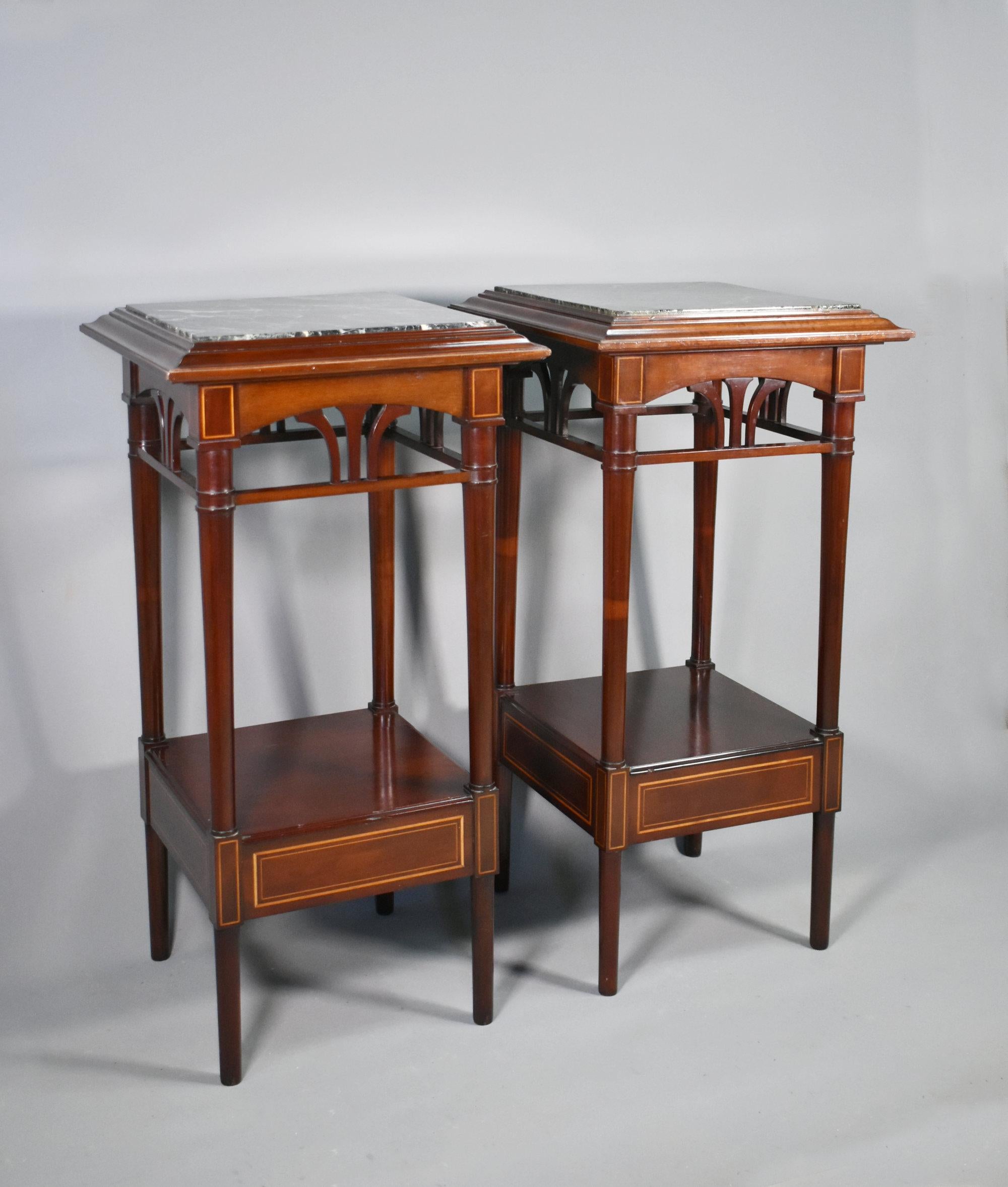 Antique Paire de guéridons Sellettes French en acajou 

Une élégante paire de sellettes / guéridons en acajou assortis, dont le marbre est veiné de vert, de noir et de gris. 

Les cadres sont en acajou de qualité supérieure avec des pieds coniques