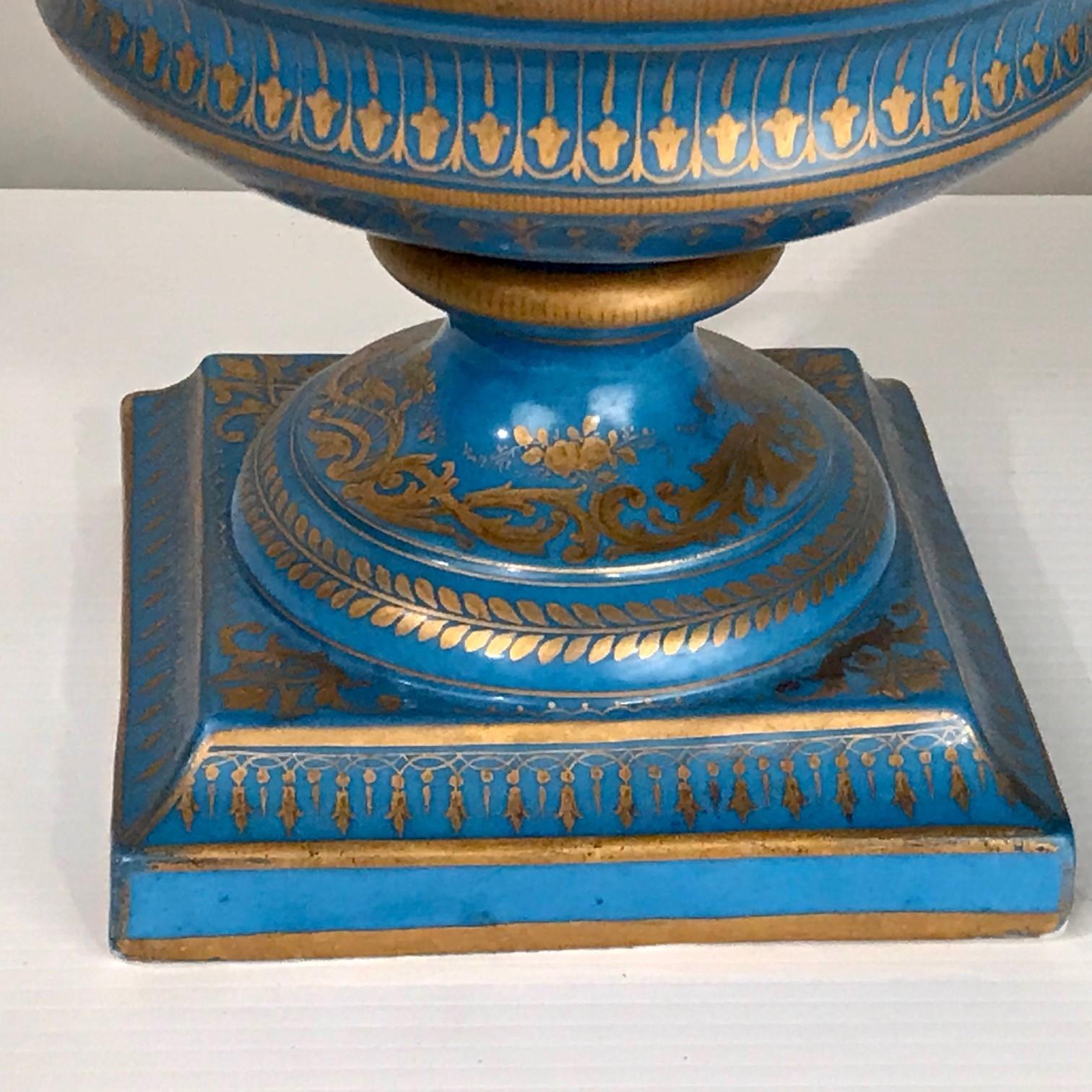 Paire d'urnes anciennes françaises « Sèvres » recouvertes de bronze bleu céleste et doré   en vente 2