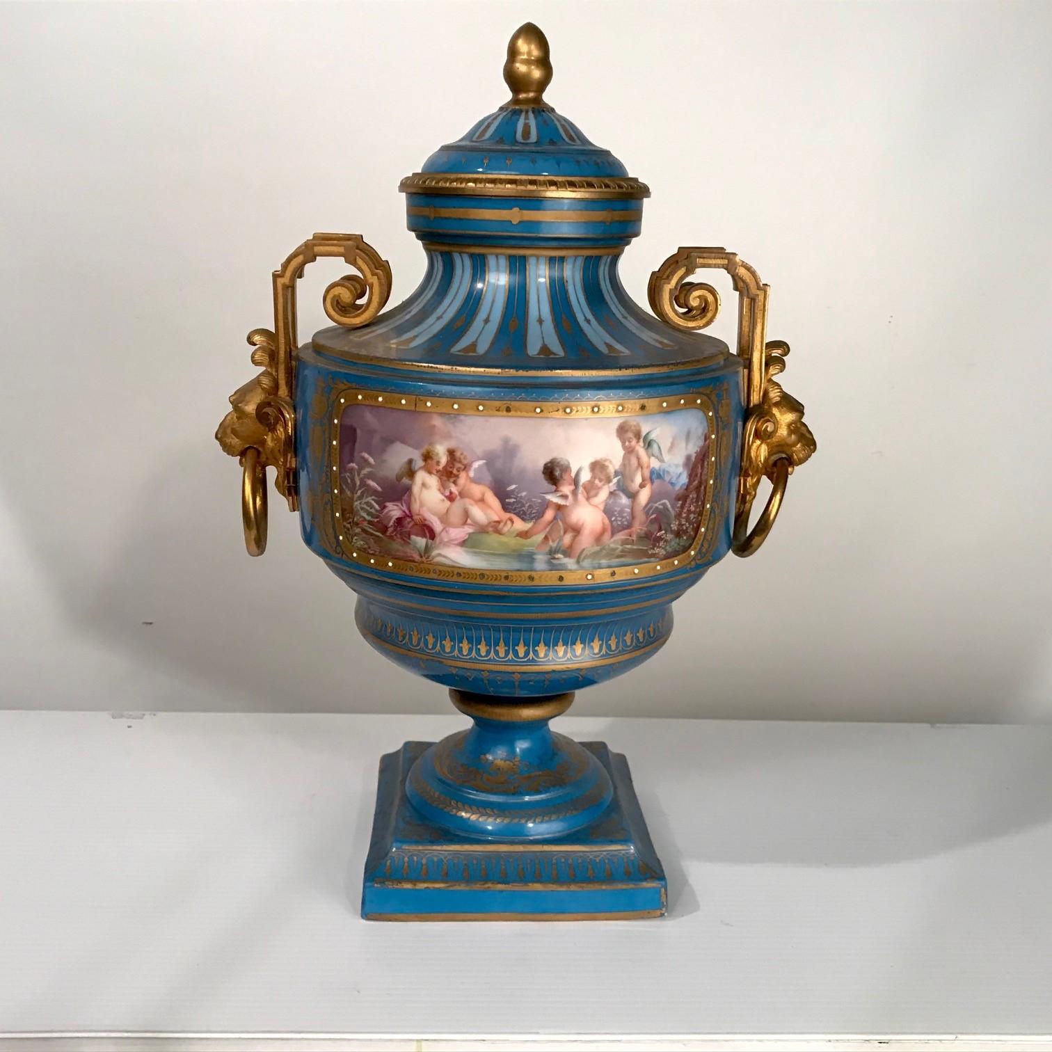 Paire d'urnes anciennes françaises « Sèvres » recouvertes de bronze bleu céleste et doré   en vente 4