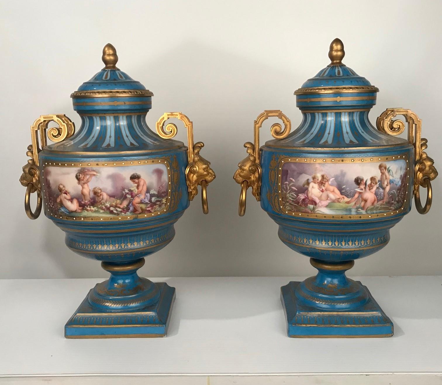 Louis XVI Paire d'urnes anciennes françaises « Sèvres » recouvertes de bronze bleu céleste et doré   en vente