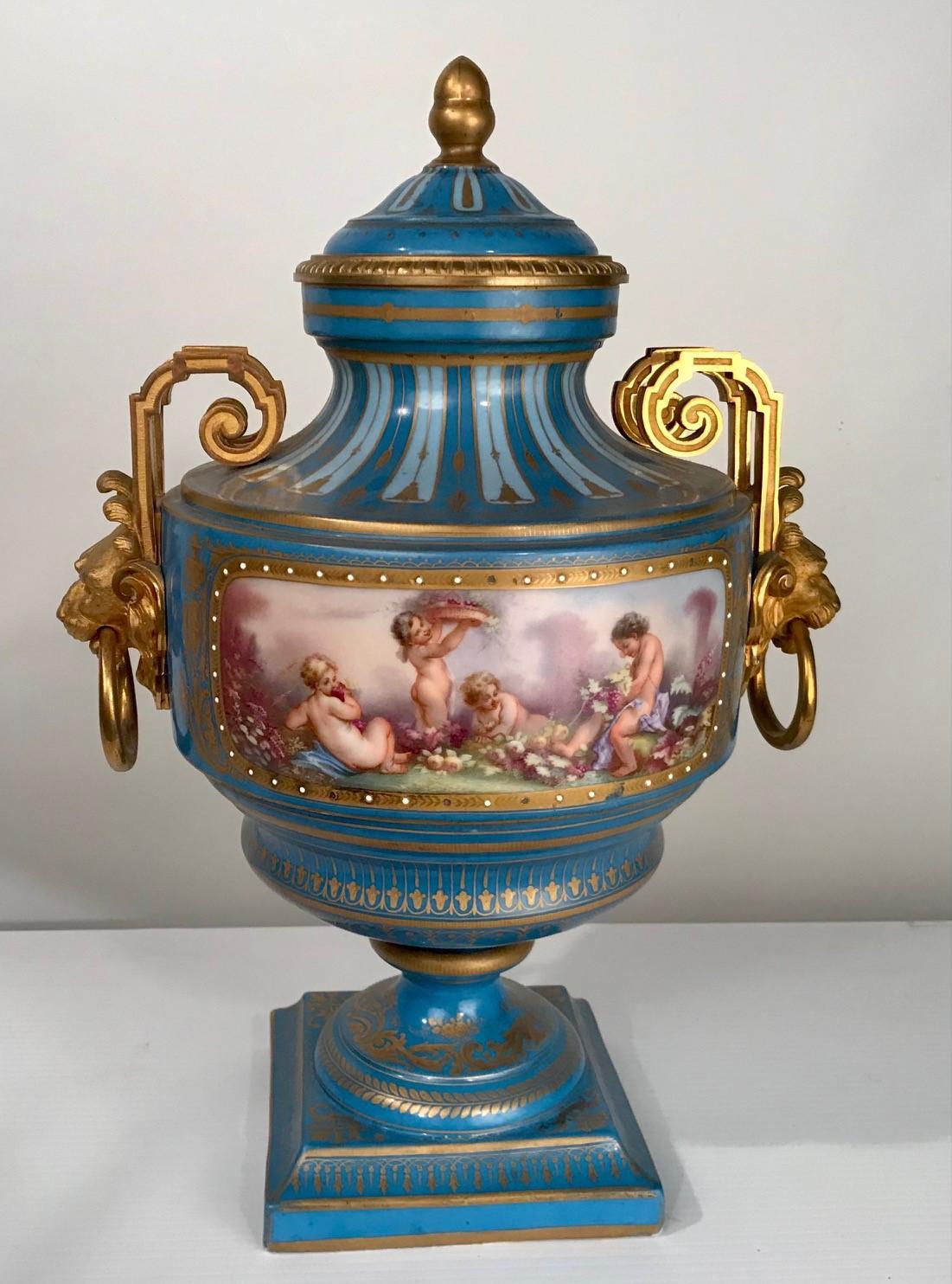 Français Paire d'urnes anciennes françaises « Sèvres » recouvertes de bronze bleu céleste et doré   en vente