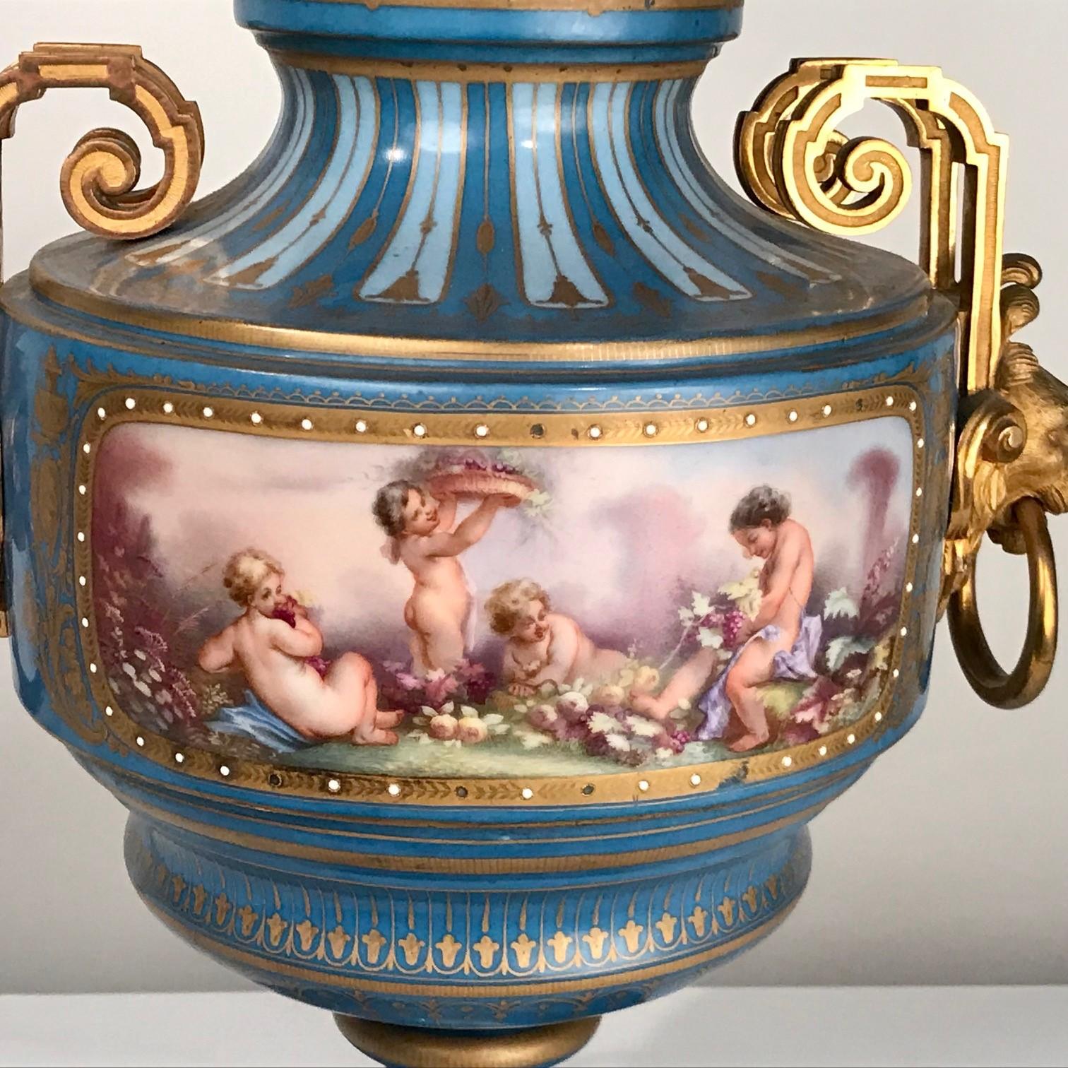 Doré Paire d'urnes anciennes françaises « Sèvres » recouvertes de bronze bleu céleste et doré   en vente