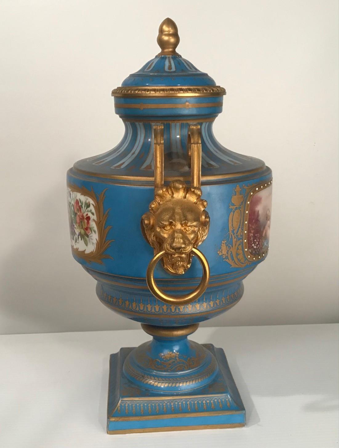 Paire d'urnes anciennes françaises « Sèvres » recouvertes de bronze bleu céleste et doré   Bon état - En vente à Montreal, QC