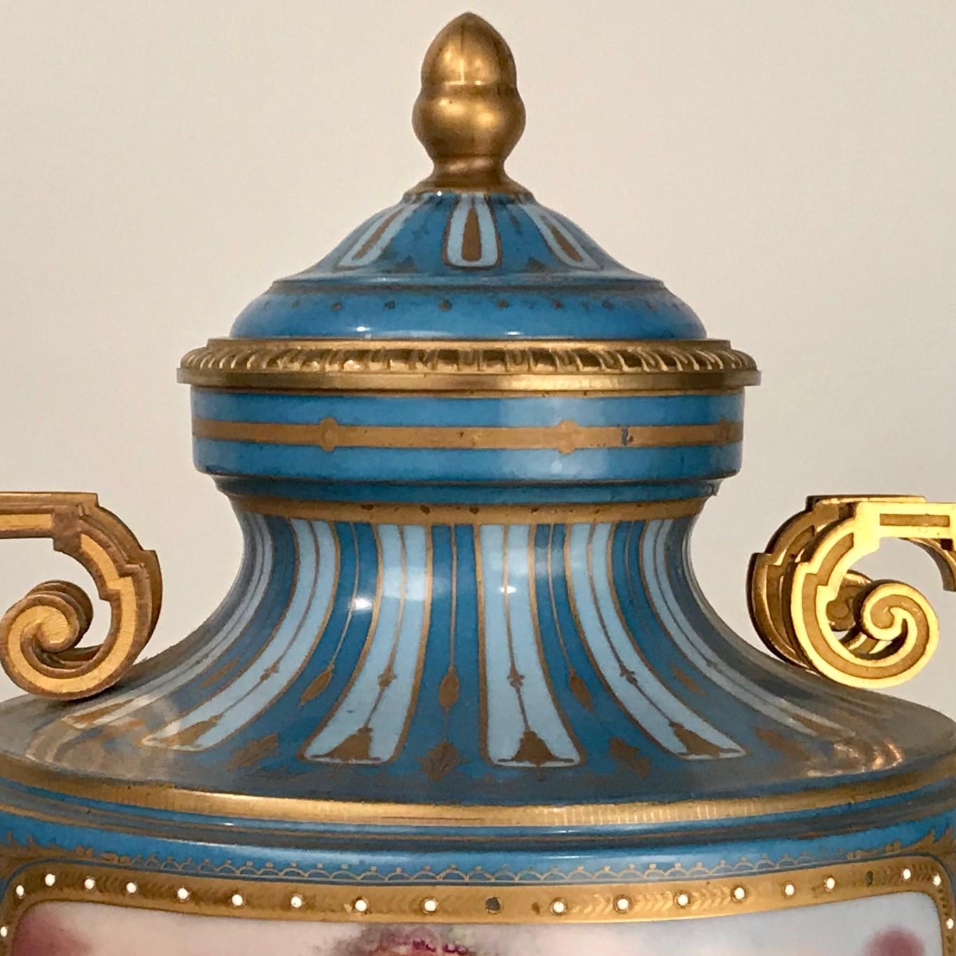 Fin du XIXe siècle Paire d'urnes anciennes françaises « Sèvres » recouvertes de bronze bleu céleste et doré   en vente