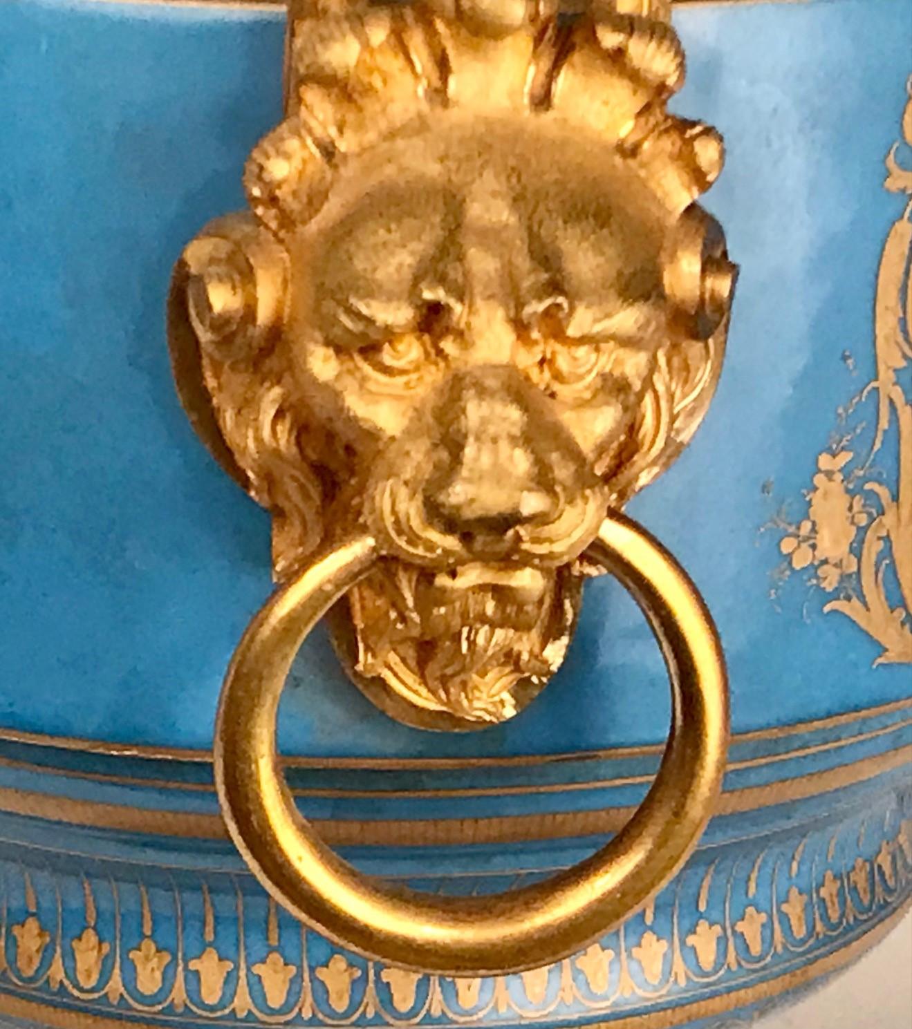 Paire d'urnes anciennes françaises « Sèvres » recouvertes de bronze bleu céleste et doré   en vente 1