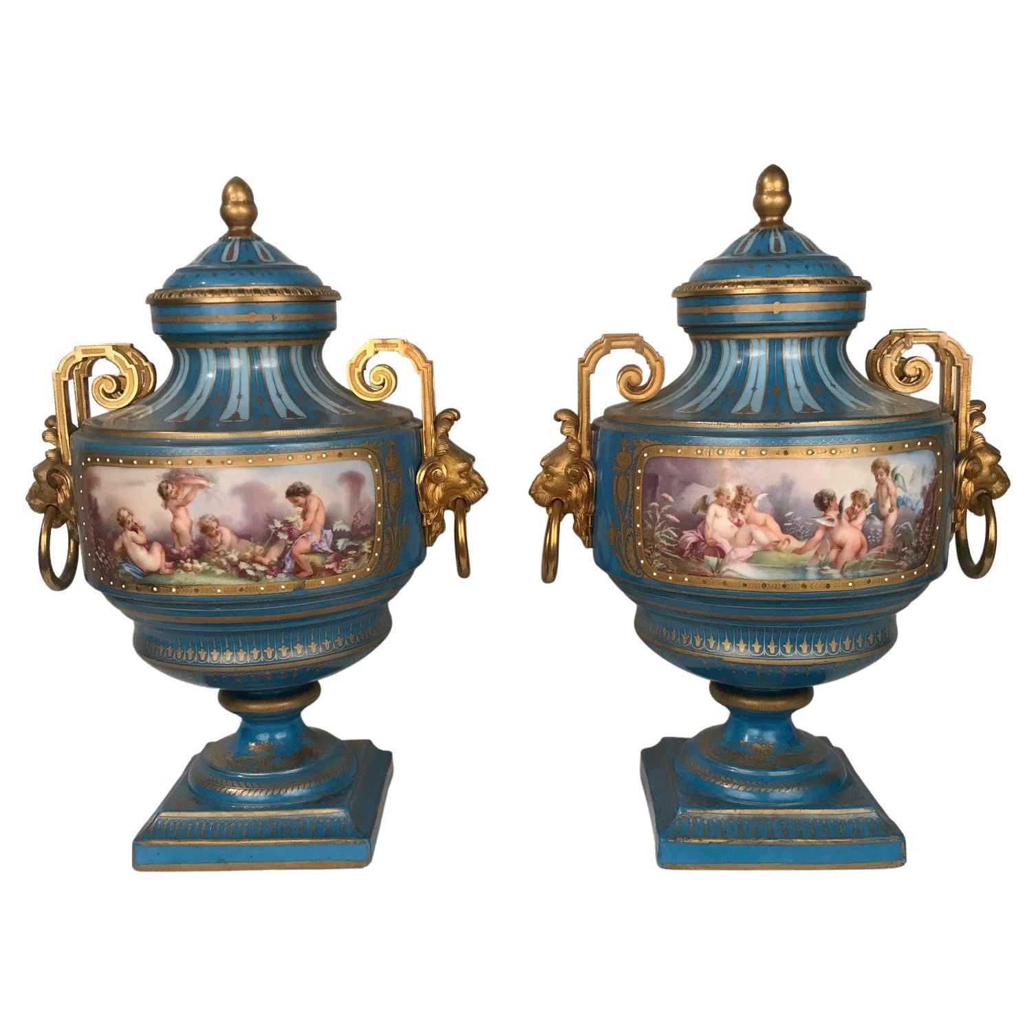 Paar antike französische „Sevres“-Urnen aus Bleu Celeste und vergoldeter Bronze mit Deckel  