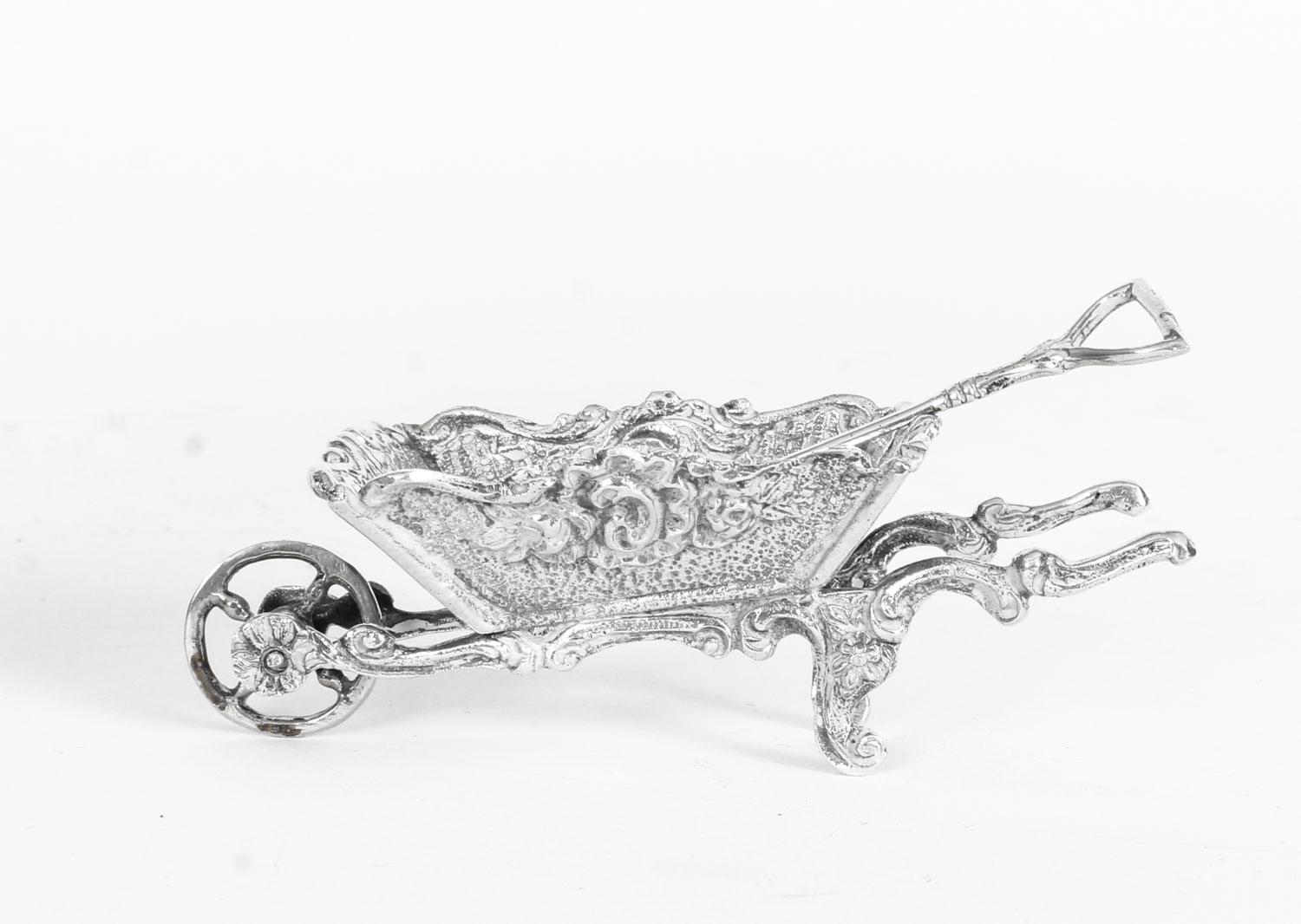 Paire d'anciennes salières françaises en argent en forme de roues de jardin, 19ème siècle Bon état - En vente à London, GB