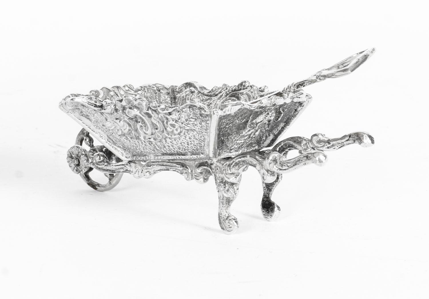 Fin du XIXe siècle Paire d'anciennes salières françaises en argent en forme de roues de jardin, 19ème siècle en vente