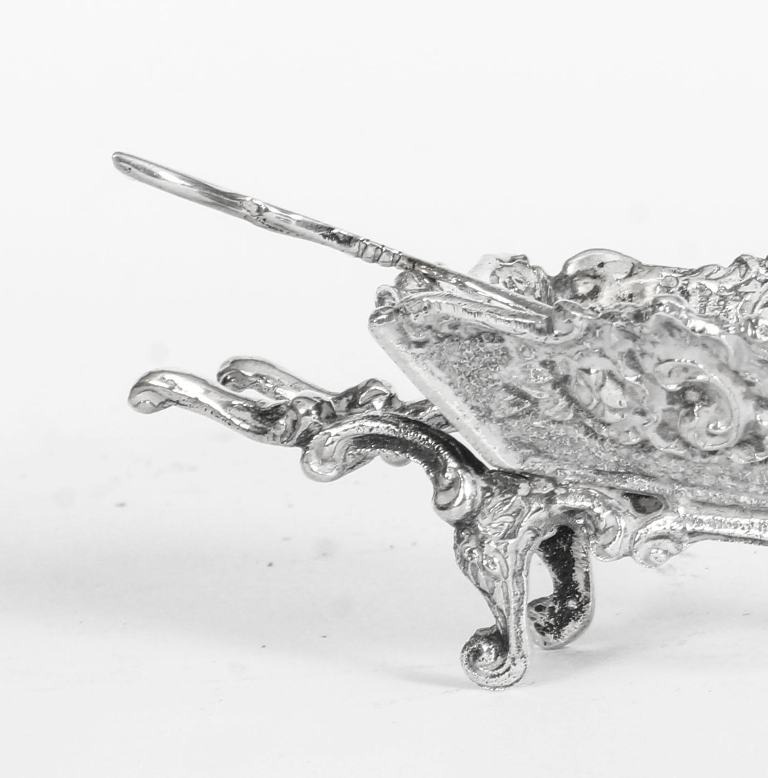 Paire d'anciennes salières françaises en argent en forme de roues de jardin, 19ème siècle en vente 1