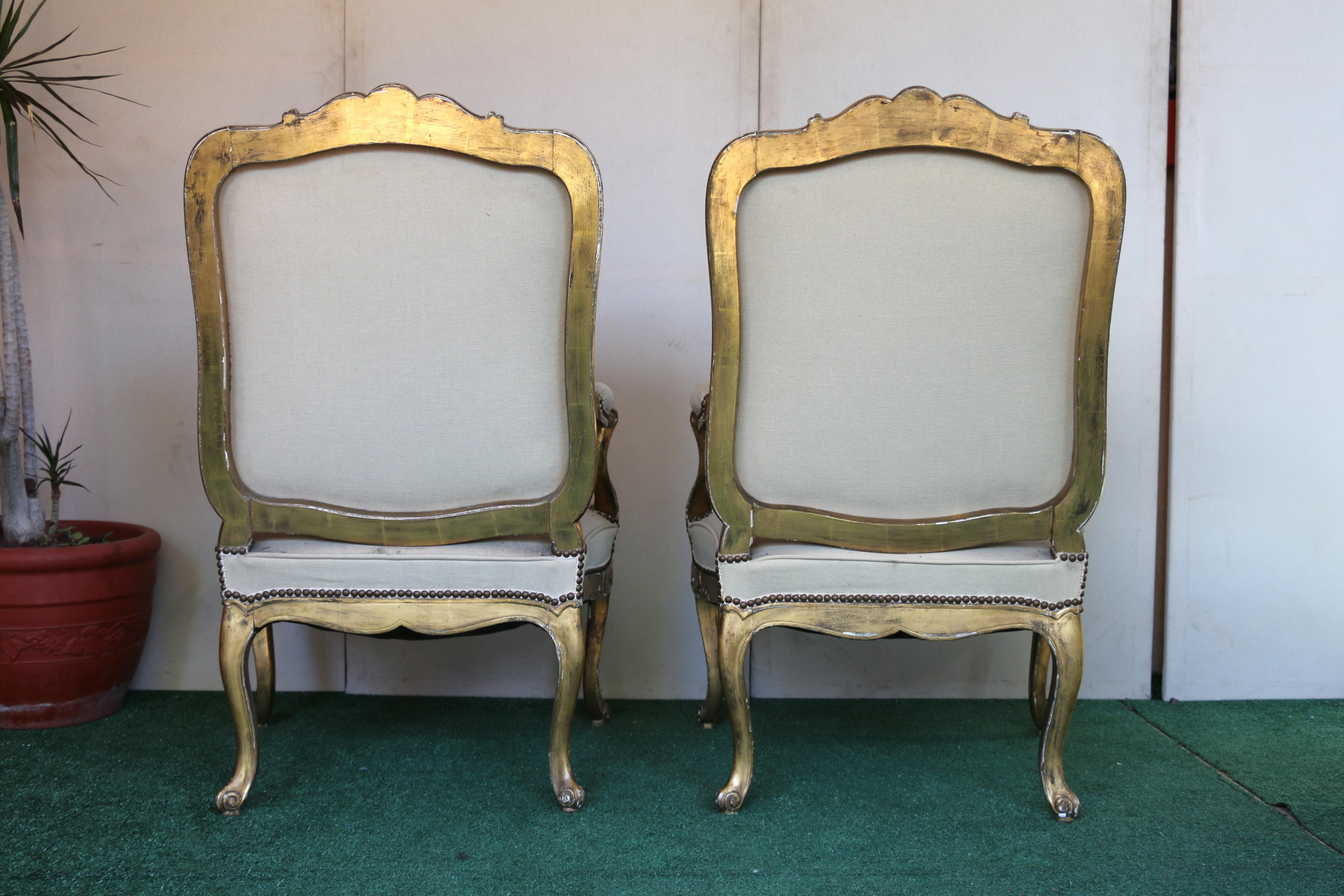 Coppia di poltrone francesi con arazzo e legno dorato intagliato Sedie in vendita 4