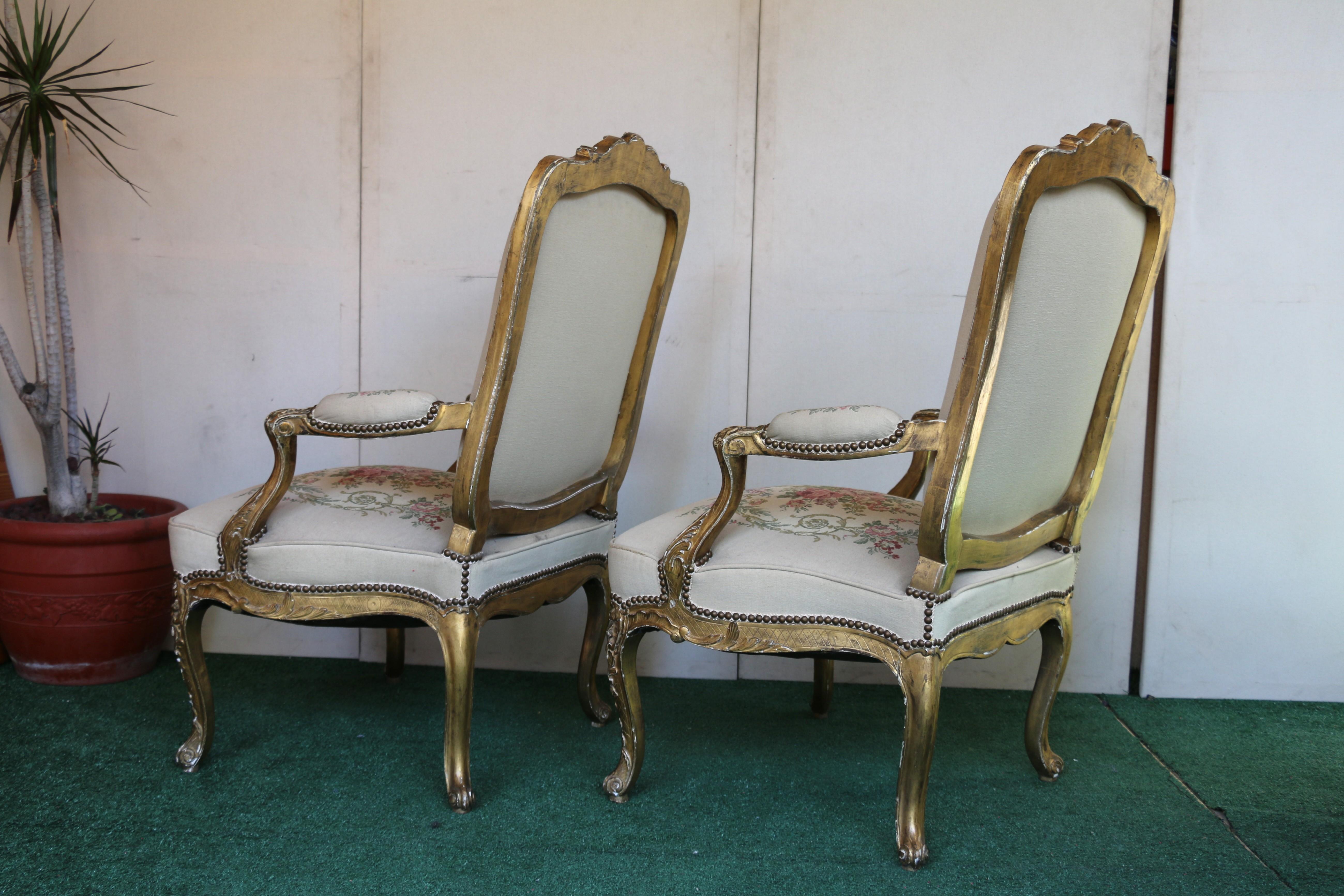Coppia di poltrone francesi con arazzo e legno dorato intagliato Sedie in vendita 5