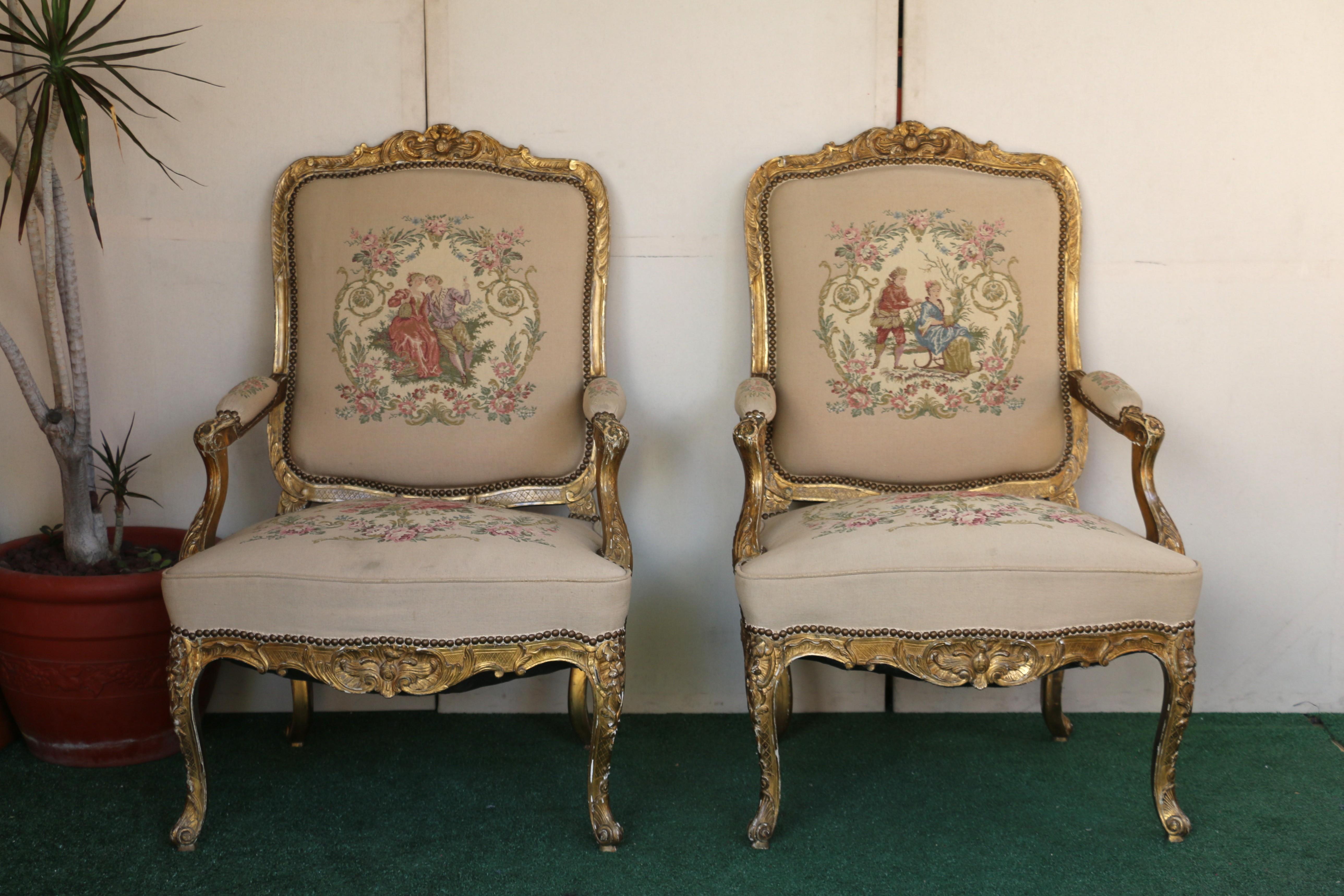 Splendida coppia di poltrone francesi di spicco del XIX secolo, queste sedie sono note per le loro curve eleganti, le influenze Rococo e l'enfasi sul comfort. Le strutture delle sedie sono realizzate in legno e rivestite con un sottile strato di